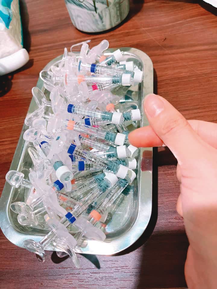 陳女的工作室生意很好,現場有許多施打過的玻尿酸、溶脂針。(讀者提供)