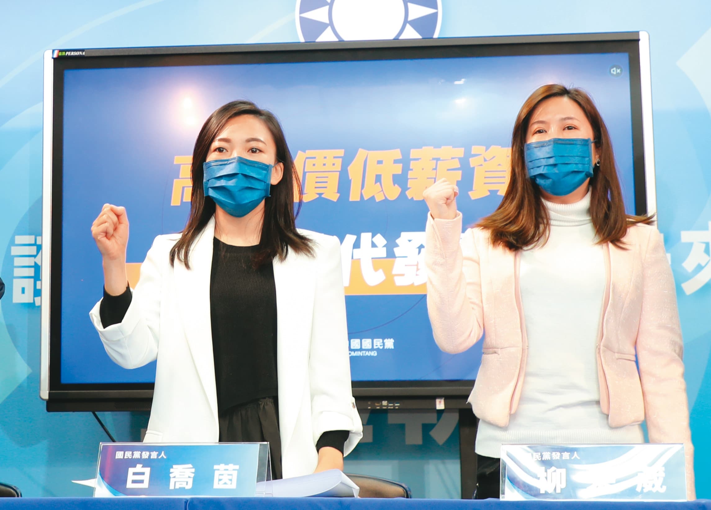 已宣布投入議員選舉的前主播柳采葳(右)、白喬茵(左),近日出任國民黨發言人,引起黨內質疑不公。(國民黨提供)