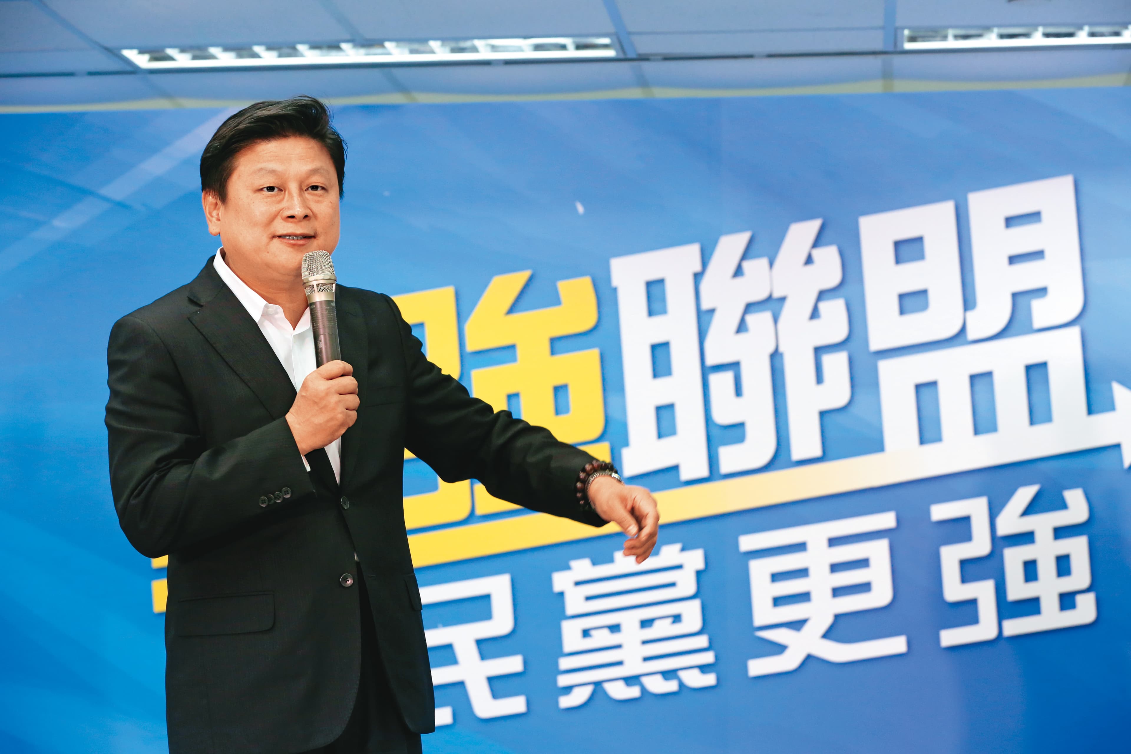 甫恢復黨籍的傅崐萁,受邀進入選策會操盤選舉,又參與中常委換票聯盟,引發黨內反彈。