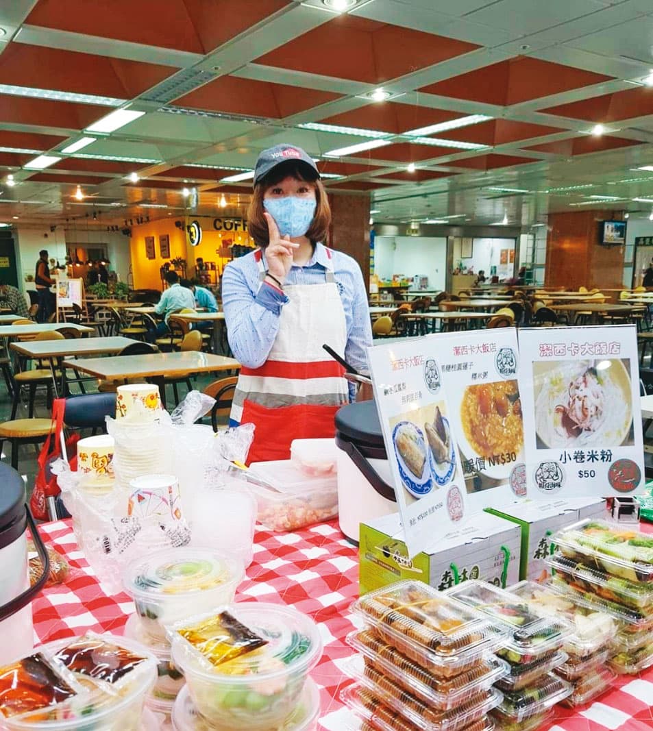 陳俞潔開店前,曾到中華電信員工餐廳擺攤試水溫,3小時可賣5千元。(陳俞潔提供)