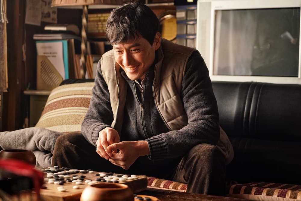 在《夫婦的世界》以渣夫角色打響名號的朴海俊,二度與崔岷植合作。(車庫娛樂提供)