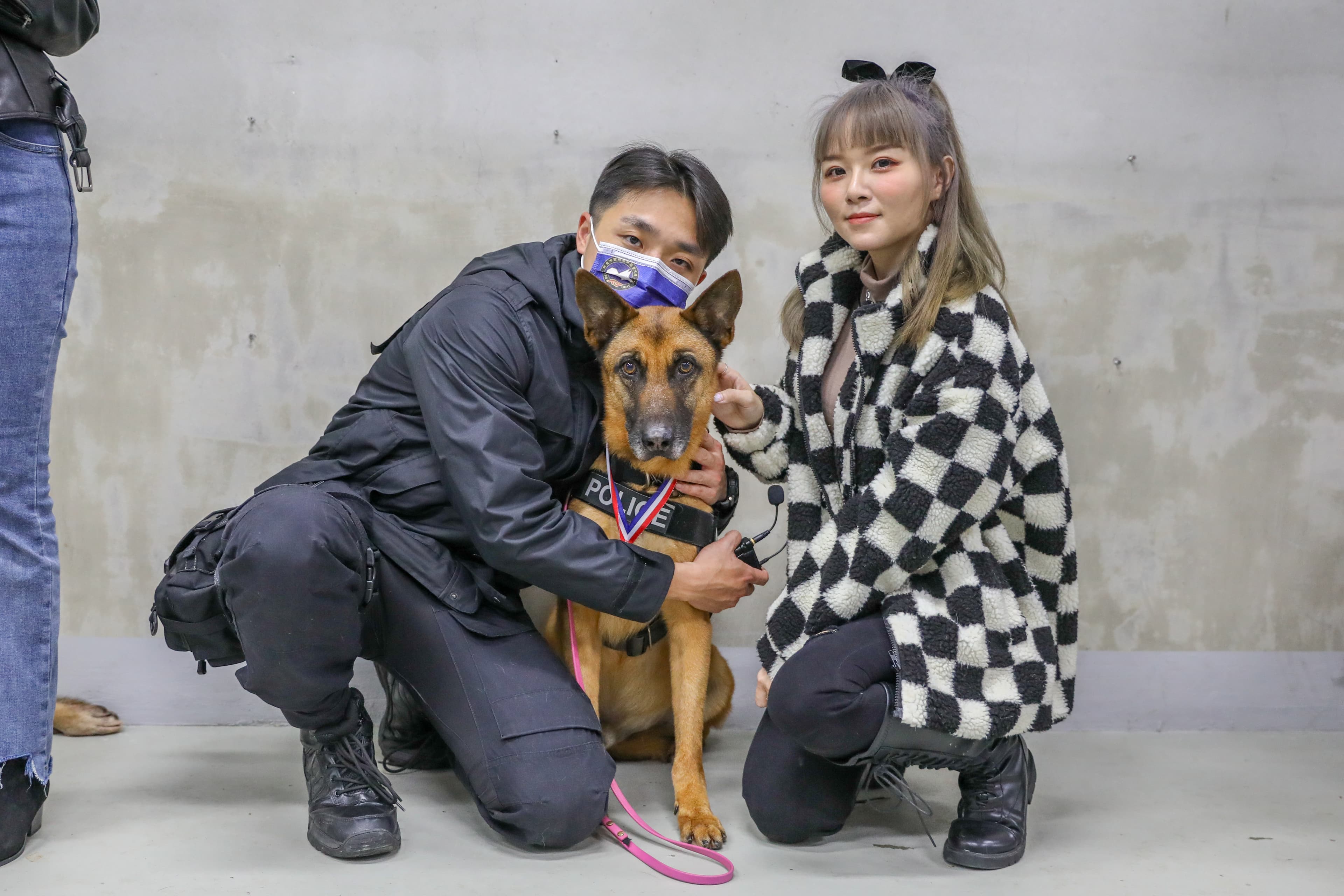 領犬員林志倫（左起）和畢業警犬粗骨感情深厚，17LIVER奶昔蛋蛋看了羨慕不已。（17LIVER_提供）