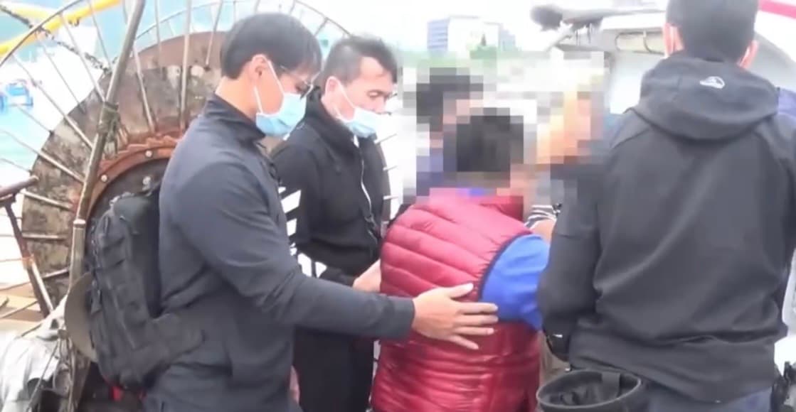 警找到毒品後，船長腿軟要警攙扶。（翻攝畫面）