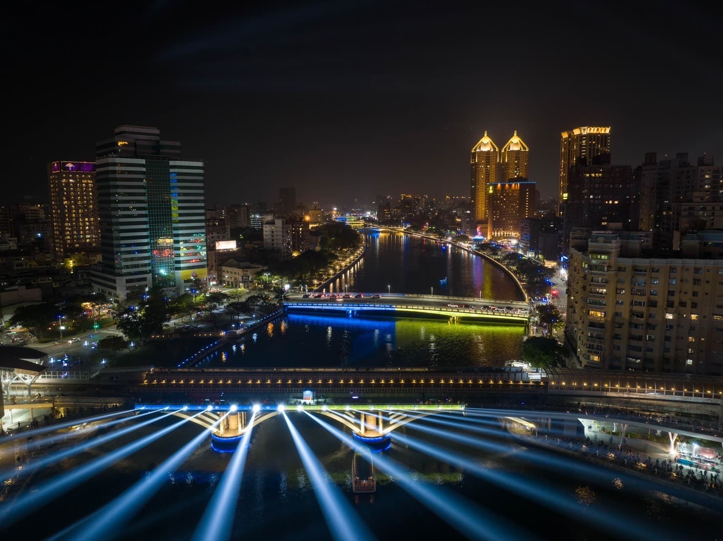 台灣燈會主燈及高雄各大景點都在黑夜中亮起黃藍光，透過此方式聲援烏克蘭。（翻攝自陳其邁臉書）
