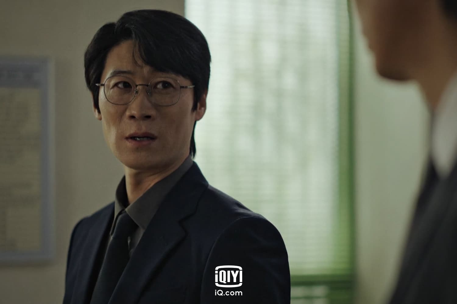 陳善圭協助金南佶辦案。(愛奇藝國際站提供)