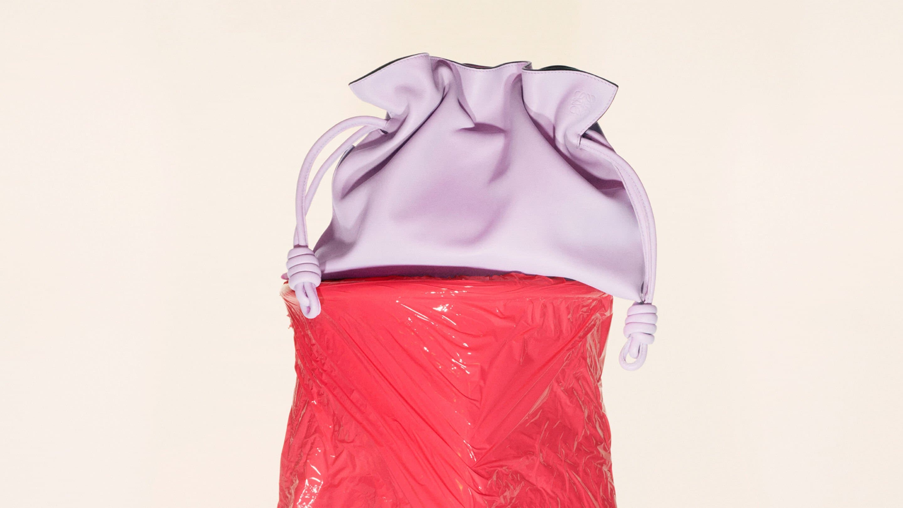 LOEWE新色盛蘭粉代表隱藏的愛與快樂。(LOEWE提供)