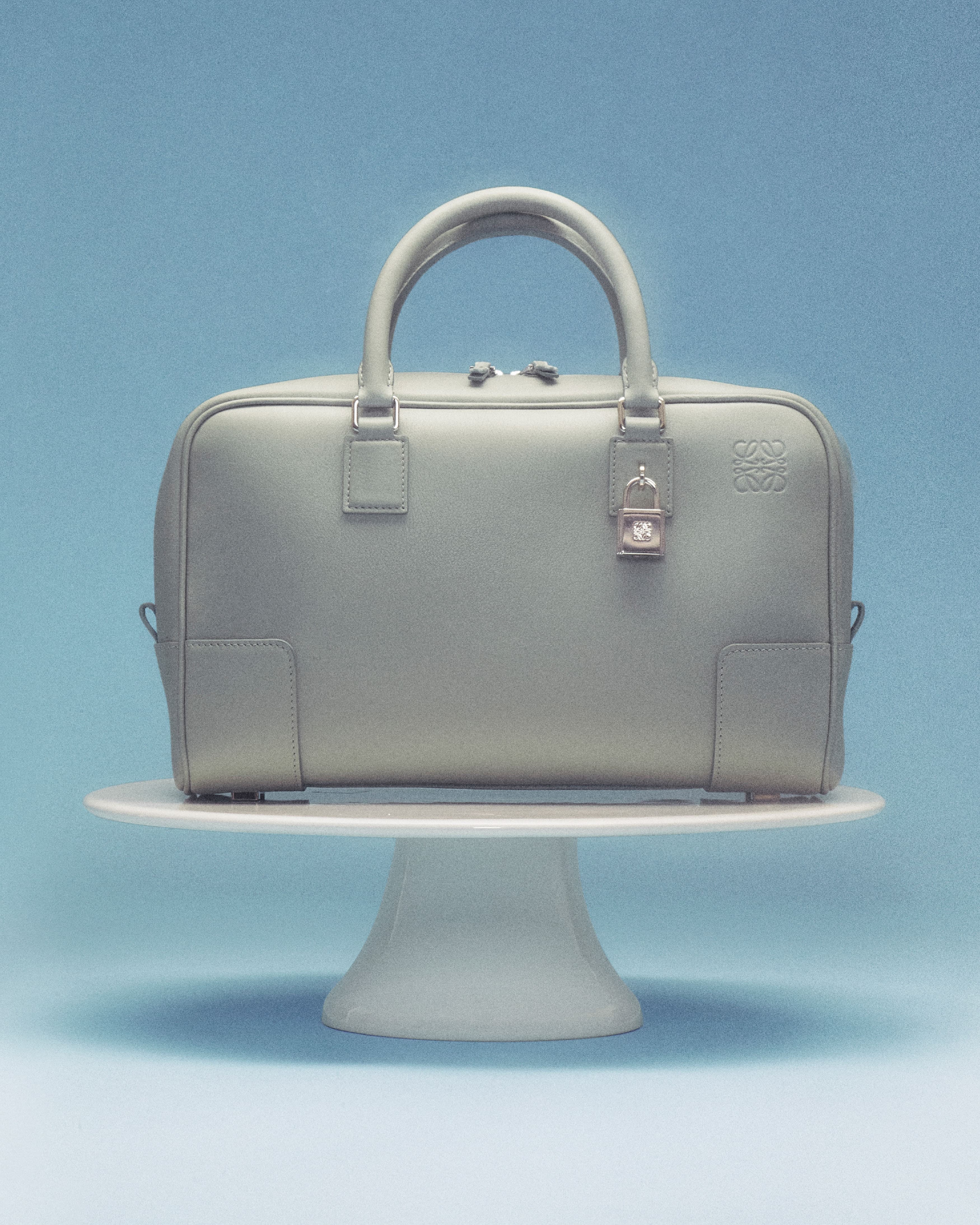 LOEWE新色梣樹灰代表神聖的世界之樹。(LOEWE提供)