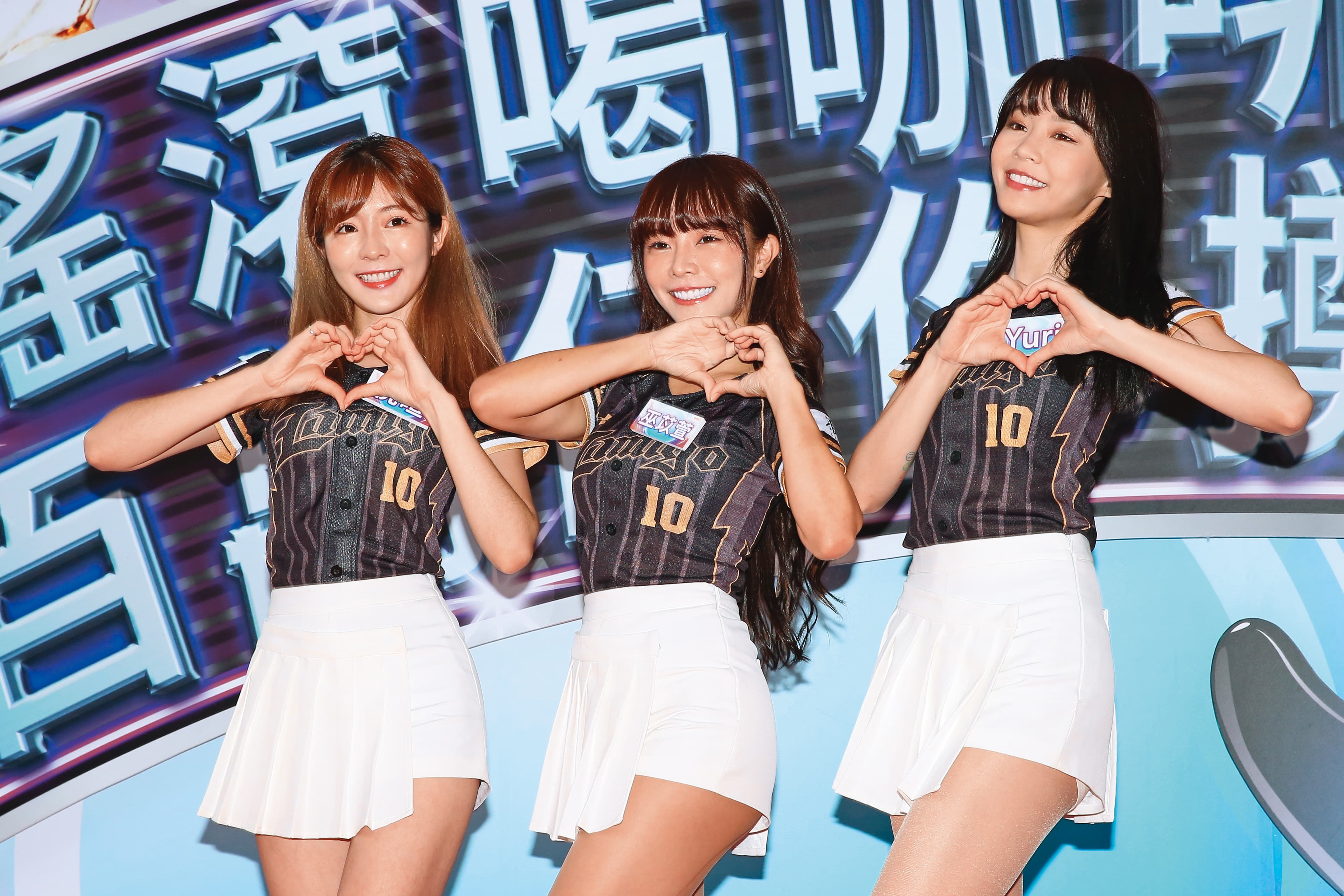巫苡萱(中)目前是樂天桃猿「Rakuten Girls」隊長。左為倪暄、右為Yuri。