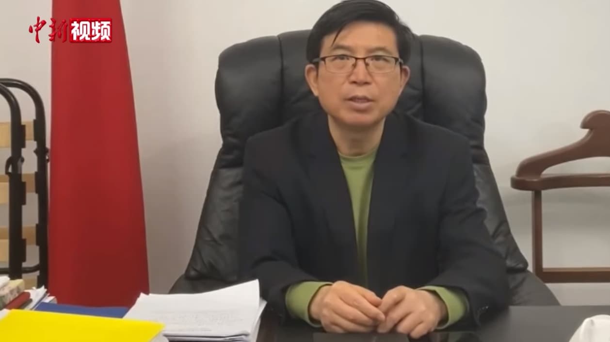 中國駐烏克蘭大使范先榮被傳出已逃離基輔,他特地拍影片表示自己人還在,不會拋下中國同胞不管。(翻攝自中國新聞網)