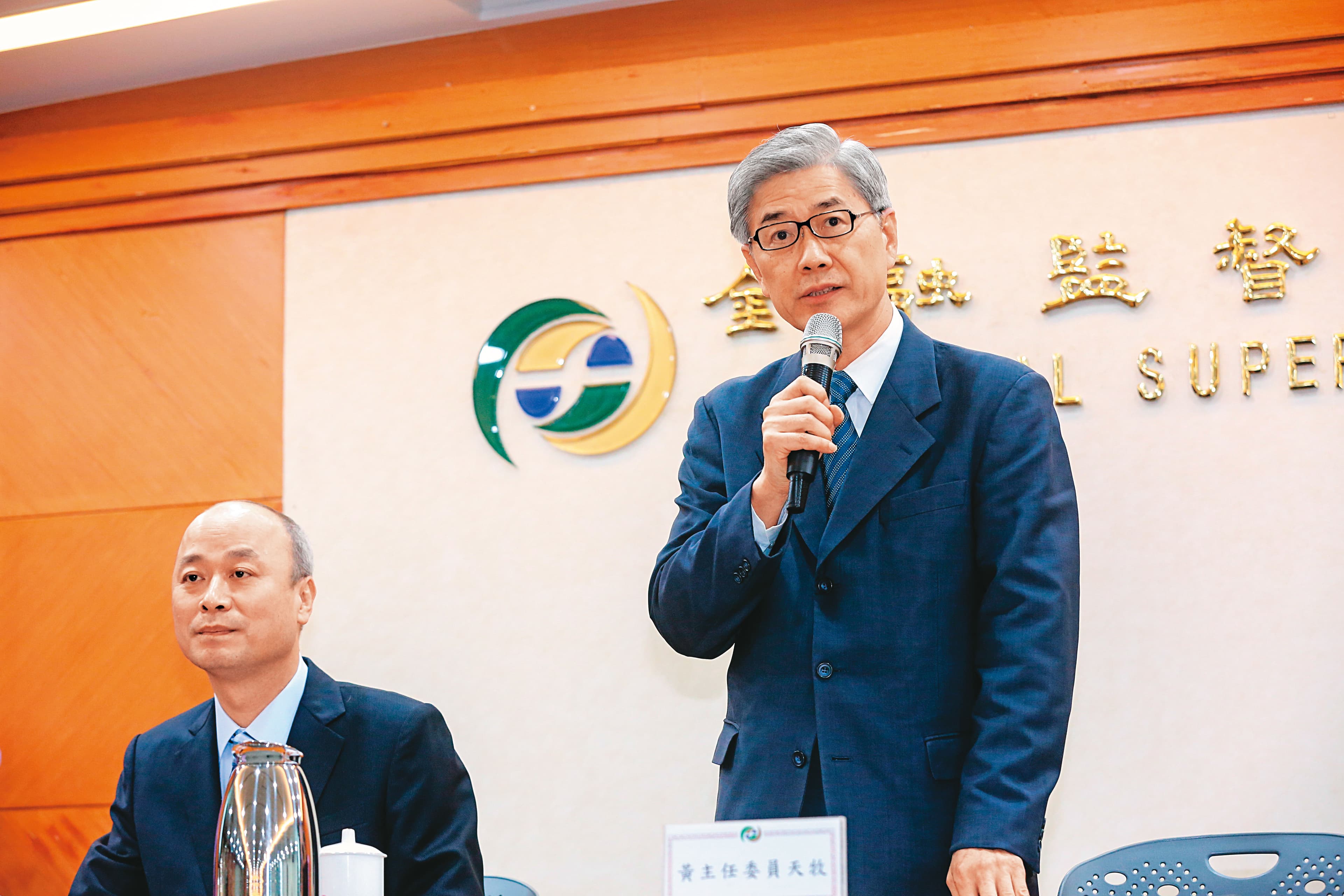 金管會官員表示:「許介立確實違反公司法競業禁止規定,公司將補正,至於所得部分,投資人保護中心將追償。」右1為金管會主委黃天牧。