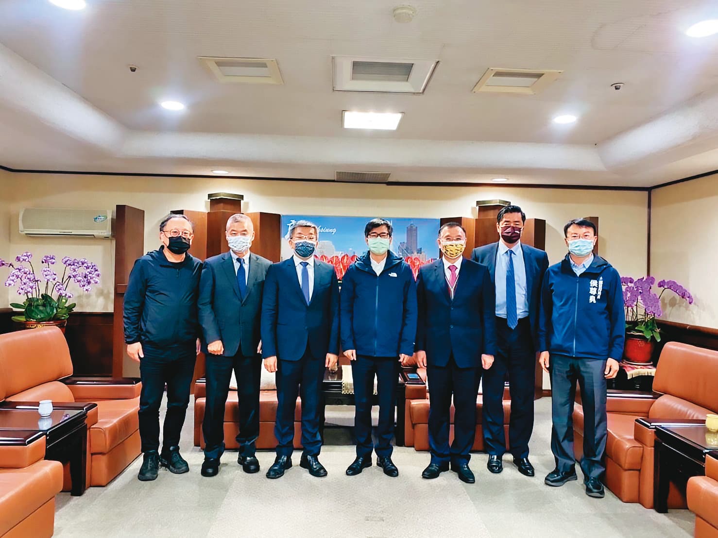 高雄市長陳其邁(中)與中職會長蔡其昌(左3)及台鋼會長謝裕民(右3)共同促成雄鷹職棒隊進駐高雄。(翻攝陳其邁臉書)