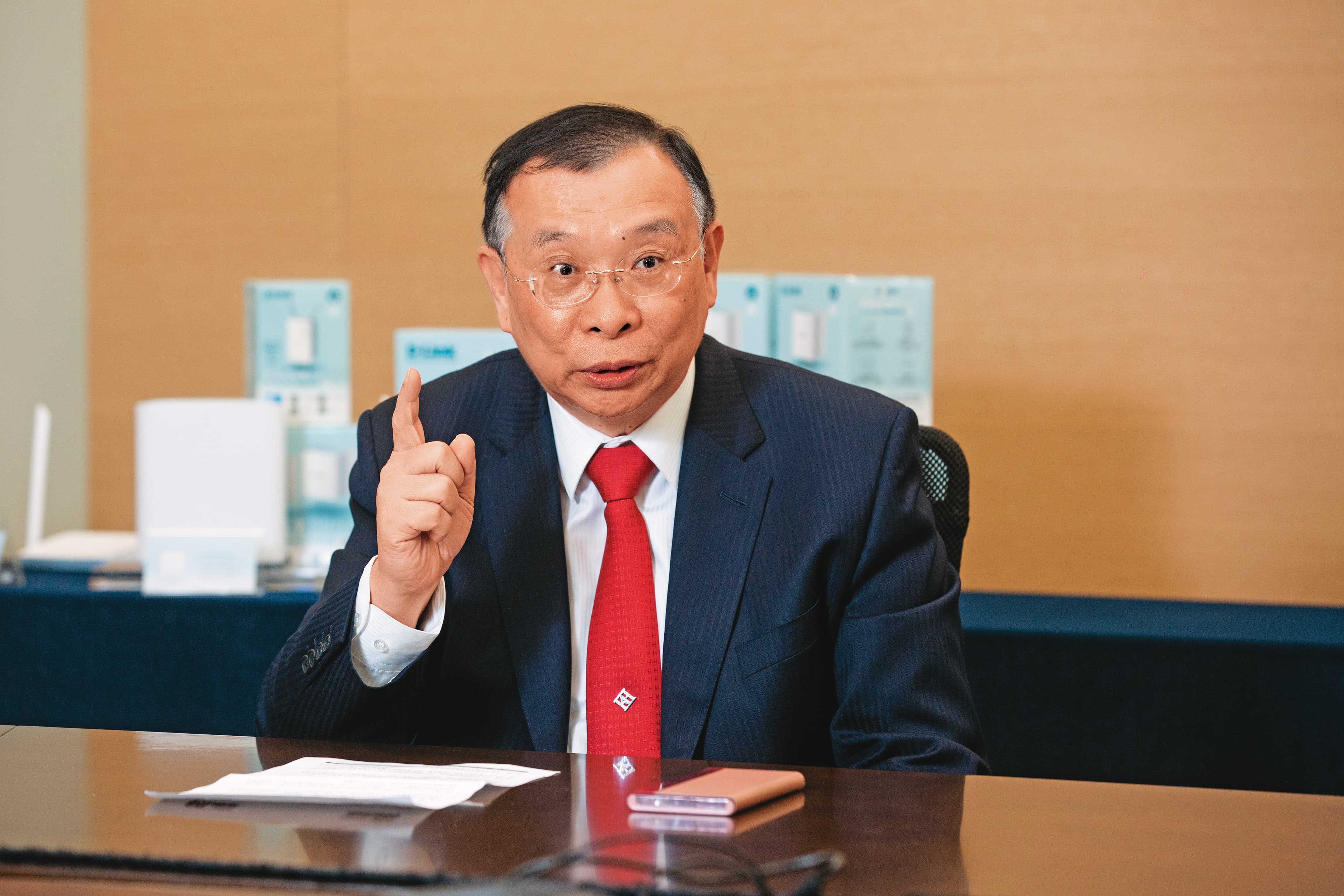 有南霸天之稱的台鋼集團會長謝裕民,事業橫跨鋼鐵、網通、健康休閒產業。