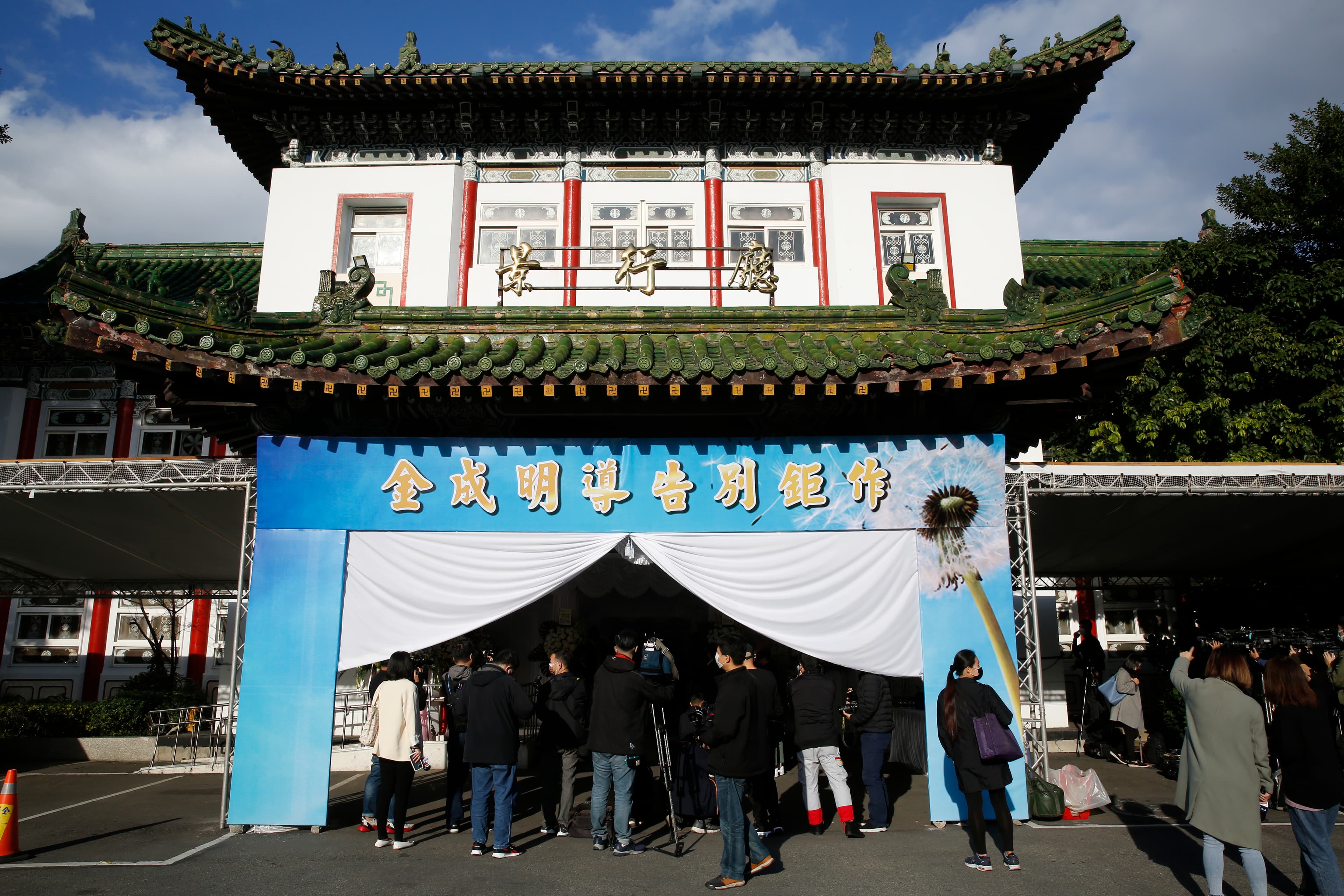 明金成告別式外斗大的告別鉅作字樣十分特別。