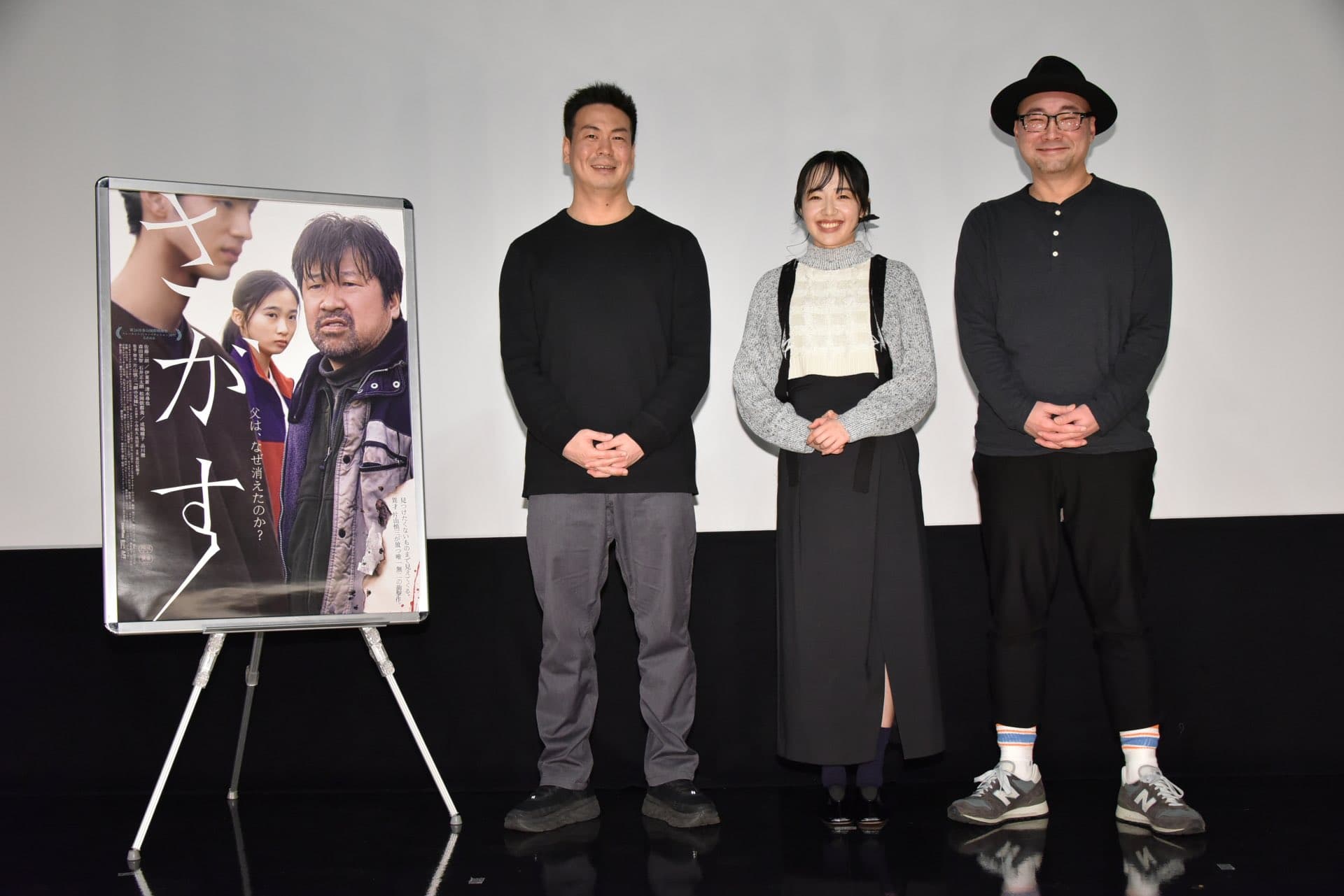片山慎三（左）執導的《尋人啟弒》在日本熱映中，上月他與森田望智（中）以及《AV帝王》導演之一的內田英治一起出席電影座談活動。（翻攝自《尋人啟弒》Twitter）