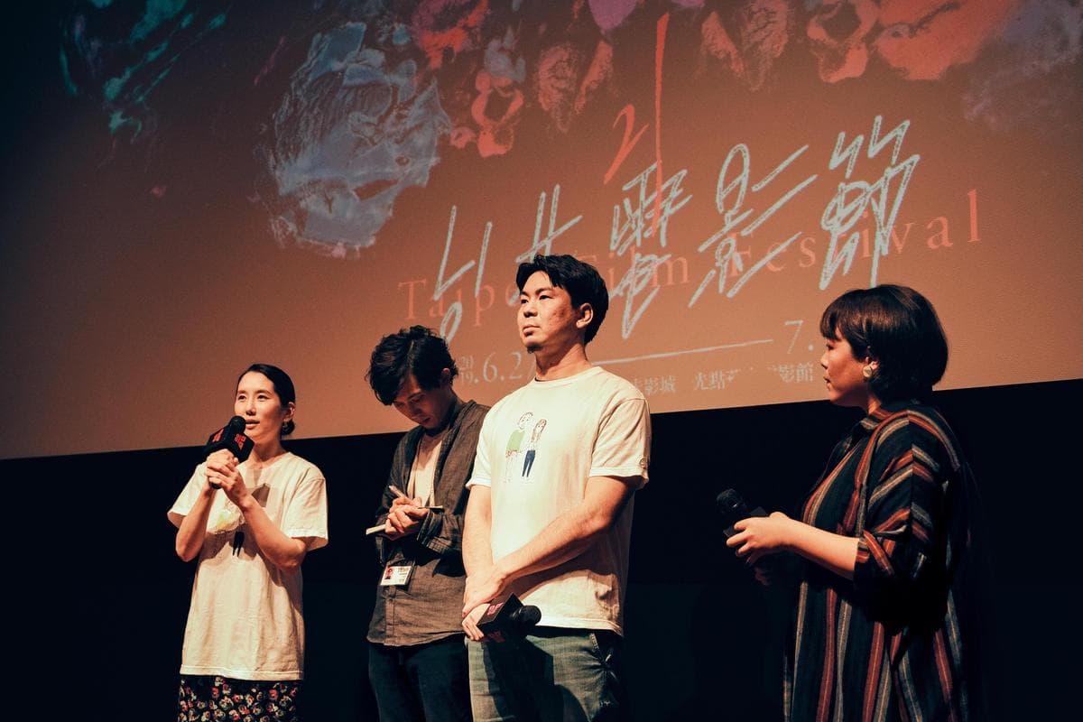 片山慎三（右二）曾帶導演處女作《海角上的兄妹》來台出席台北電影節活動。（資料照片）