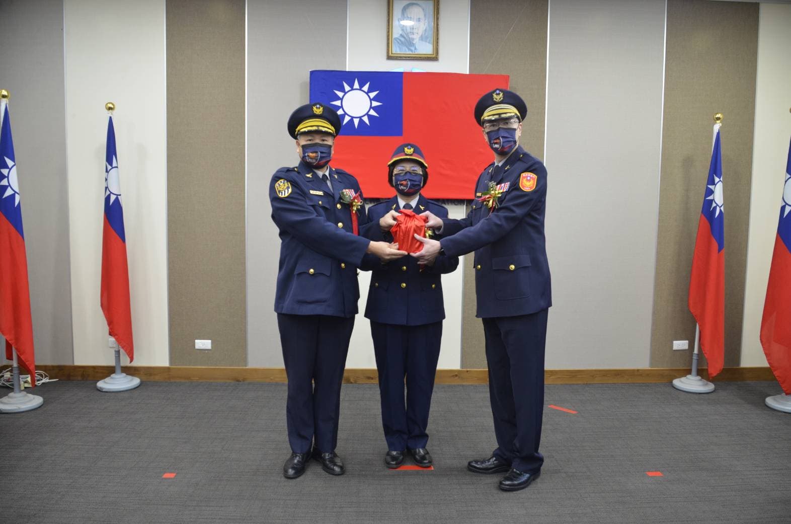 鐵警局長廖美鈴(中)監交新卸任台北分局長(翻攝畫面)