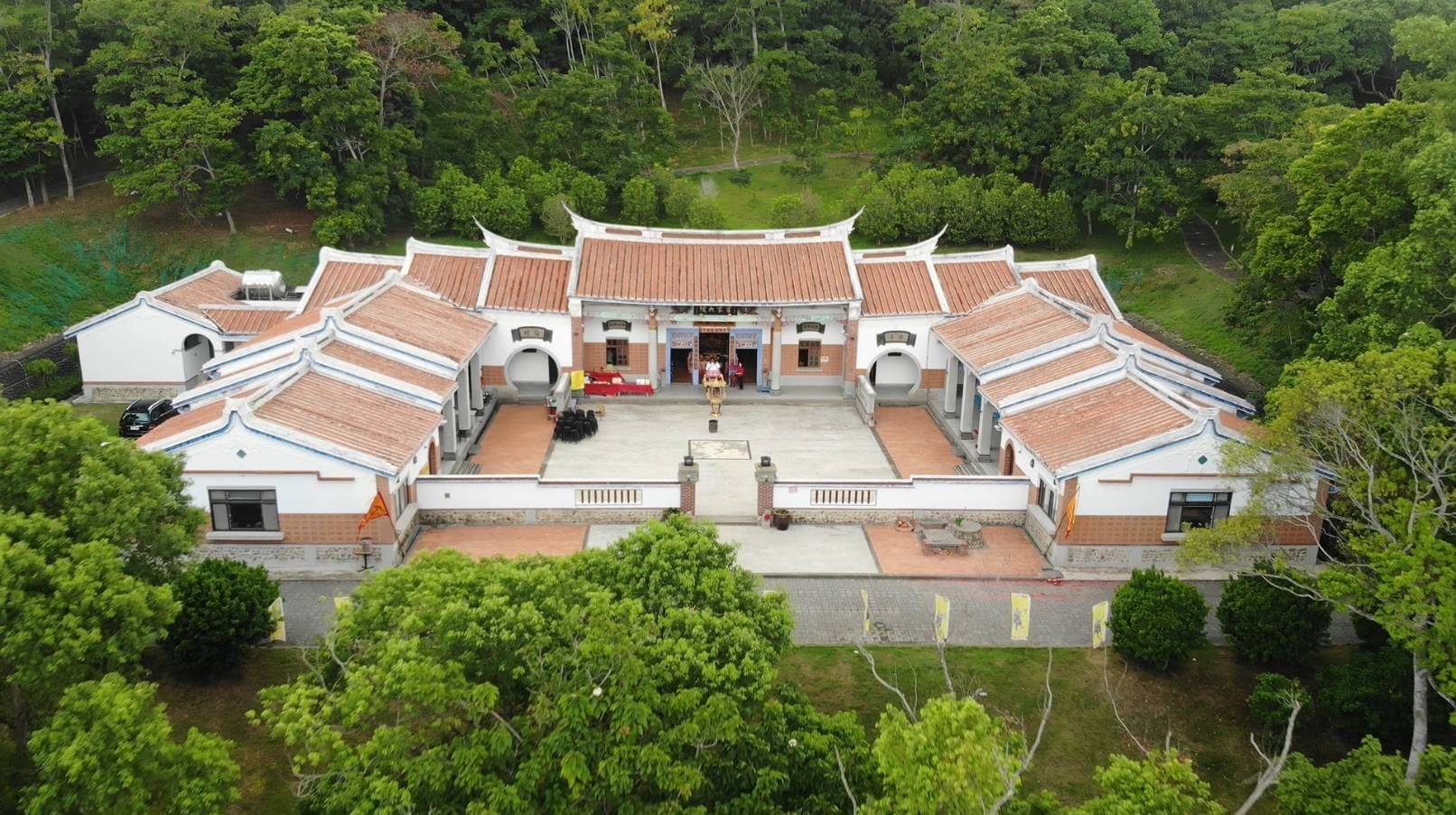 姜太公中部道場客家大院位於苗栗銅鑼,園區山明水秀,鳥語花香。(姜太公道場提供)