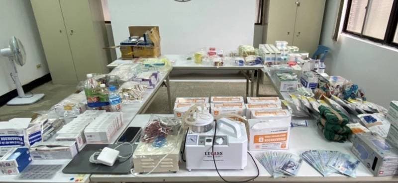 基隆市專勤隊查扣地下醫美診所手機、電腦、帳冊、管制藥品數百件、醫療用器材等證物。(翻攝畫面)