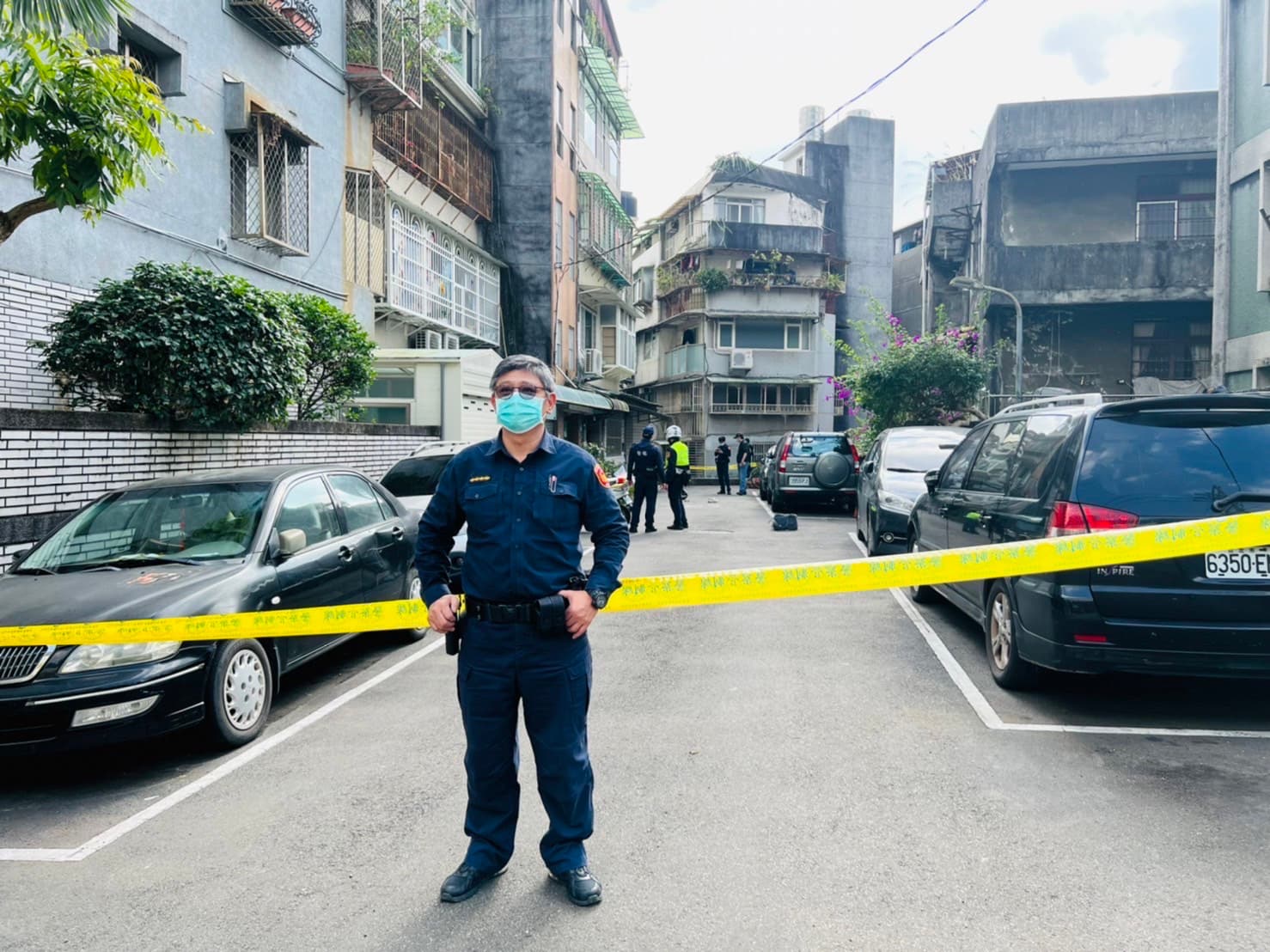 呂男遭砍多刀,傷重不治,警方封鎖現場調查。(警方提供)