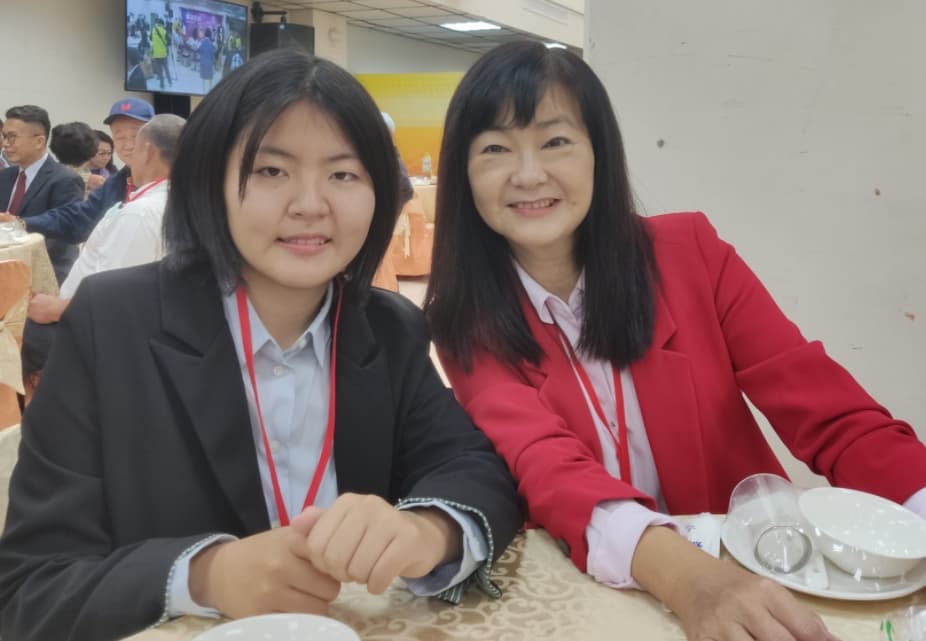 鄭安秝(左)2018年代替母親陳粹鑾(右)參選高雄市議員,成為全國最年輕市議員。(翻攝自陳粹鑾臉書)