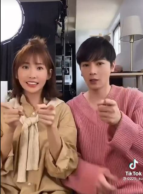 古曜威與粿粿趁拍攝空檔，在TikTok即興拍了手勢舞。（翻攝自TikTok）