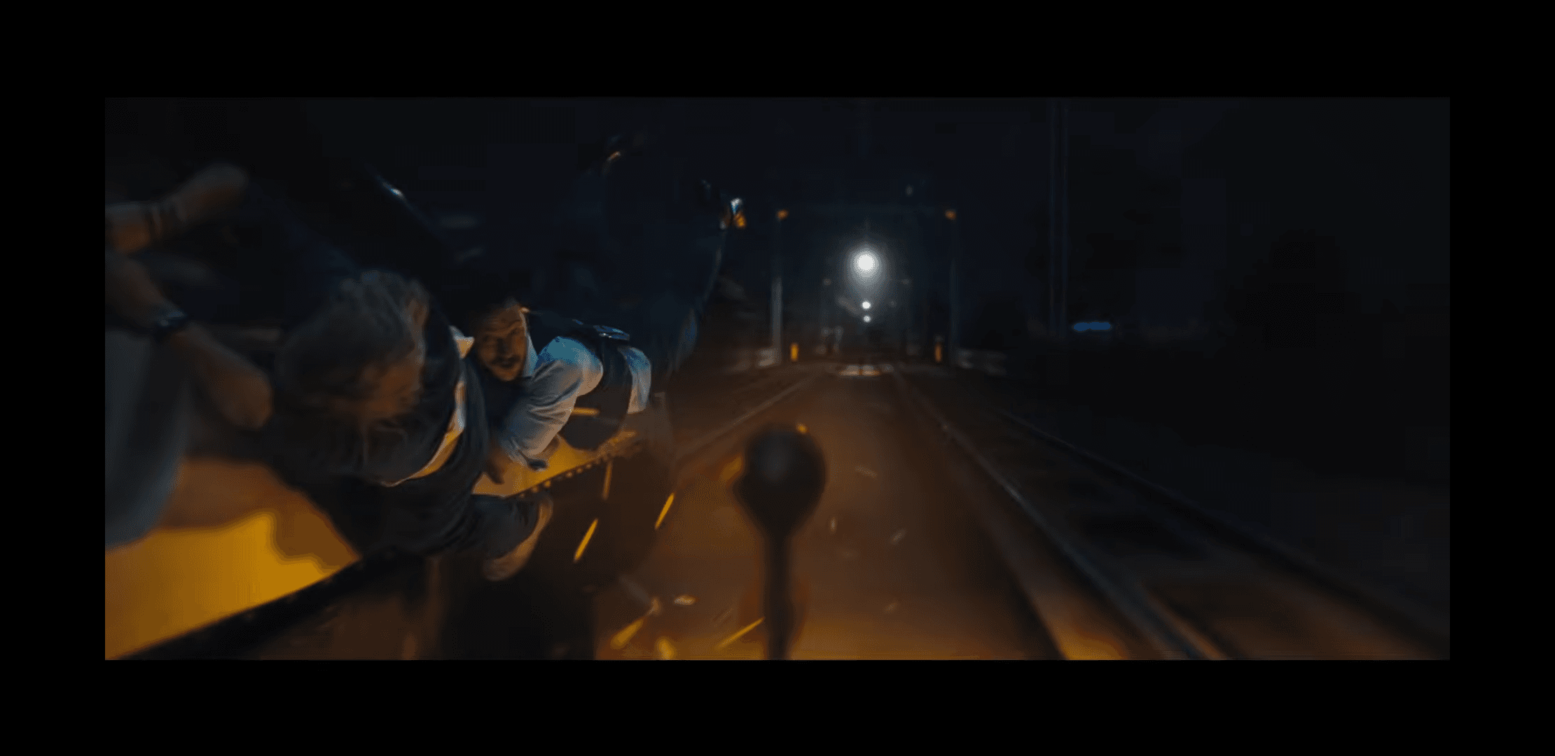 亞倫強森與小布一起掛在子彈列車門邊,對向列車也正駛來,情勢千鈞一髮。(翻攝自預告)