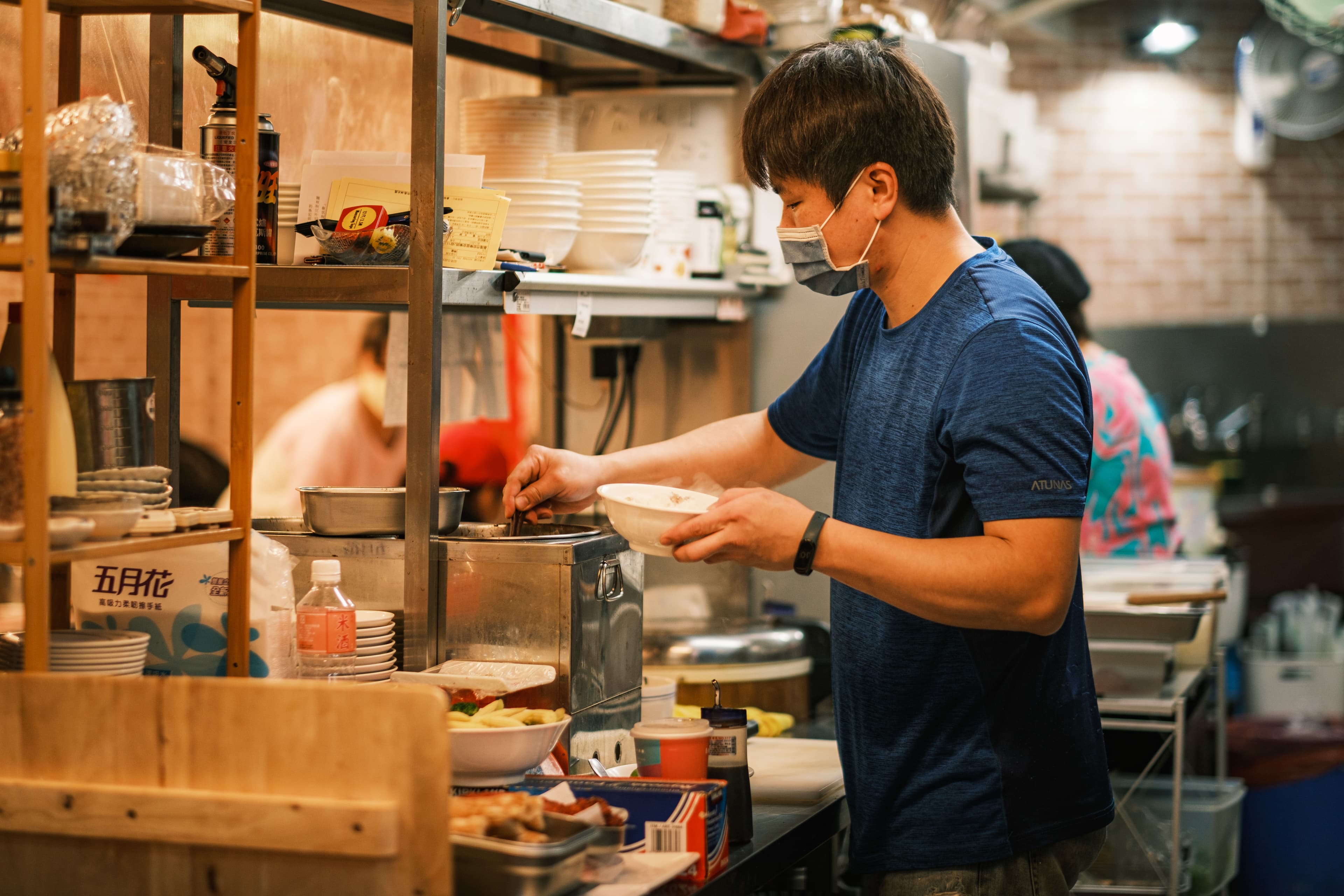 忙碌的年輕老闆手都沒停過，自學料理，待過多家餐廳，吳銘的銘就是取自於他4歲女兒的姓名。