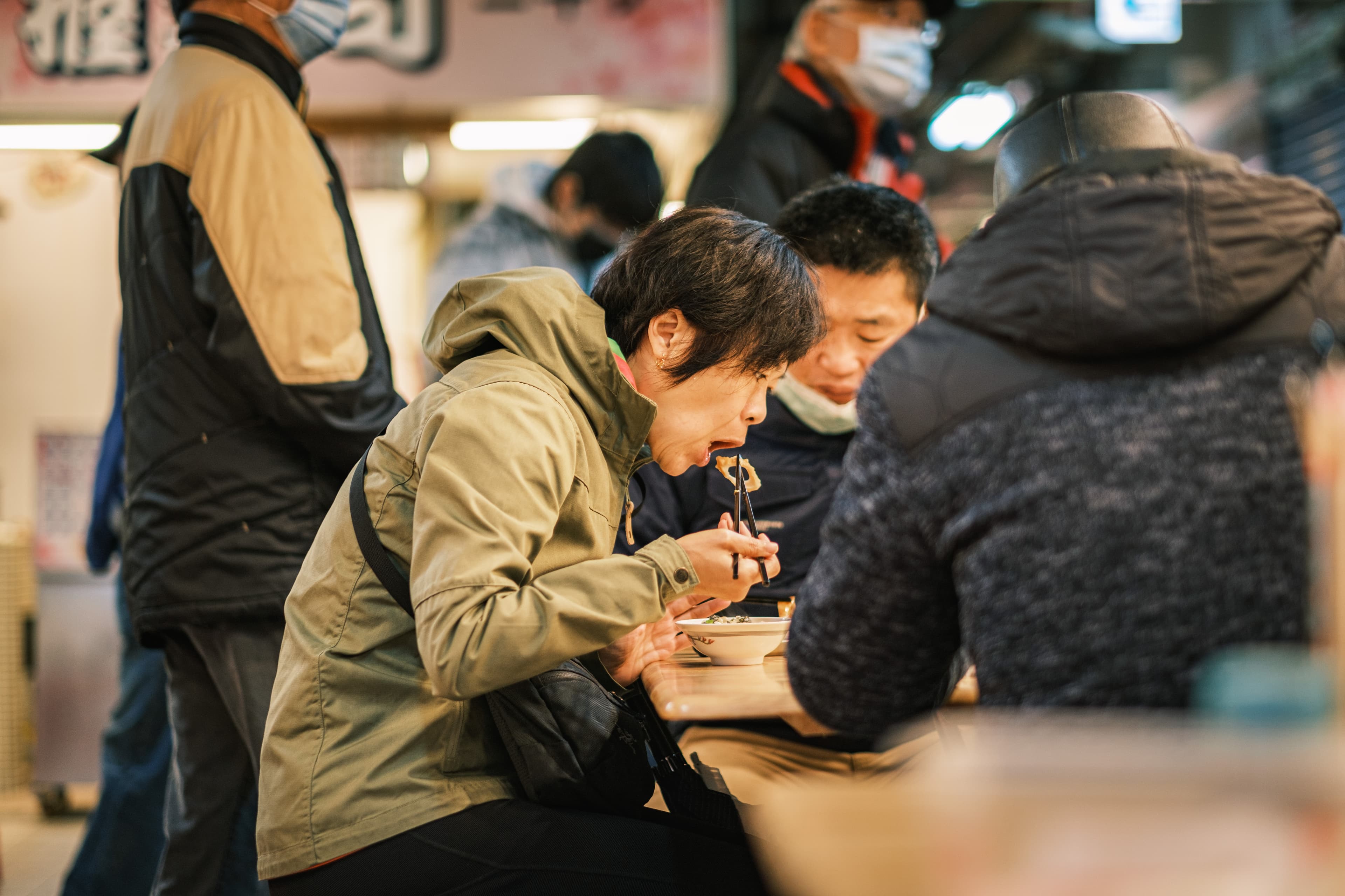 客人絡繹不絕，市場裡的小吃深得民心。