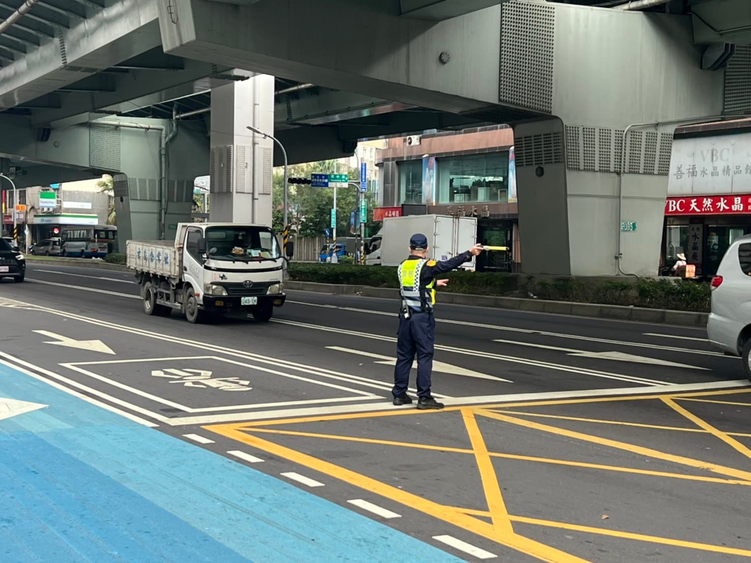 交通號誌因停電故障,警方派員疏導交通。(新北市警察局提供)