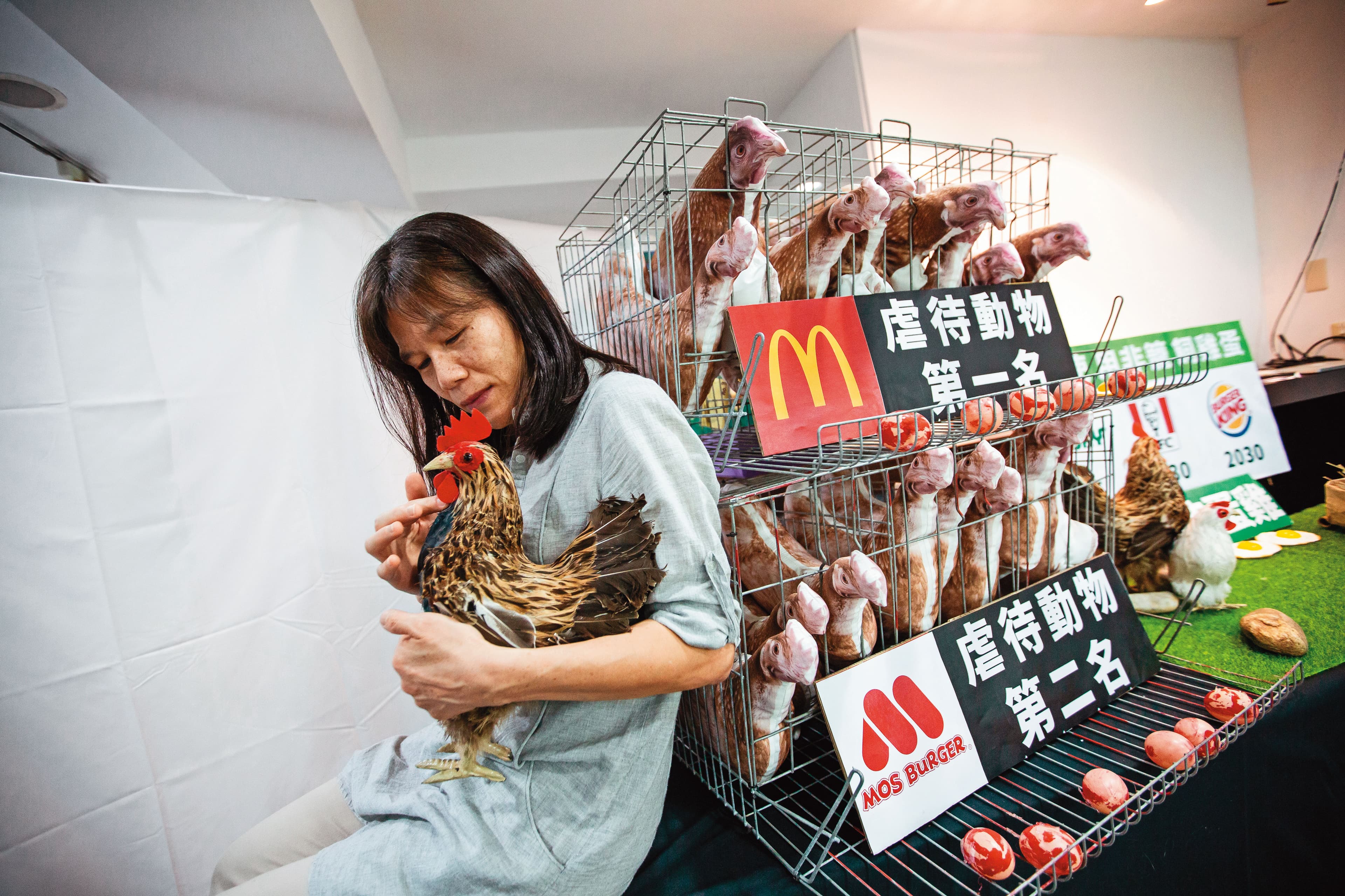 推廣多年,消費者和業者開始響應非籠飼蛋,陳玉敏卻仍急於和更多業者合作,日前還為此延誤闌尾炎就醫時機,導致腹膜炎。