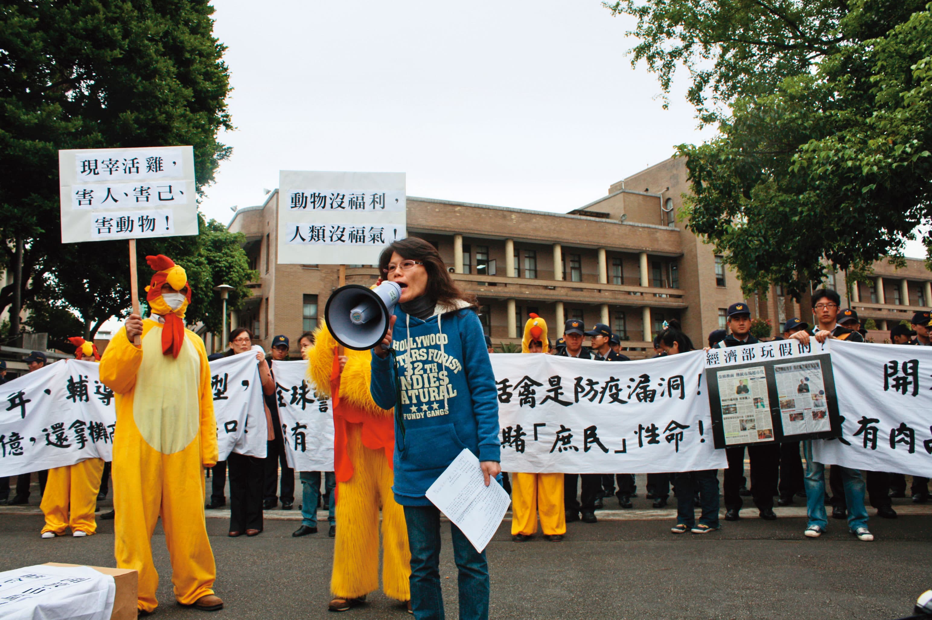 台灣的屠宰業少有人監督,水準落後先進國家數十年。圖為台灣動物社會研究會2010年赴行政院前抗議政府允許傳統市場宰殺。(陳玉敏提供)