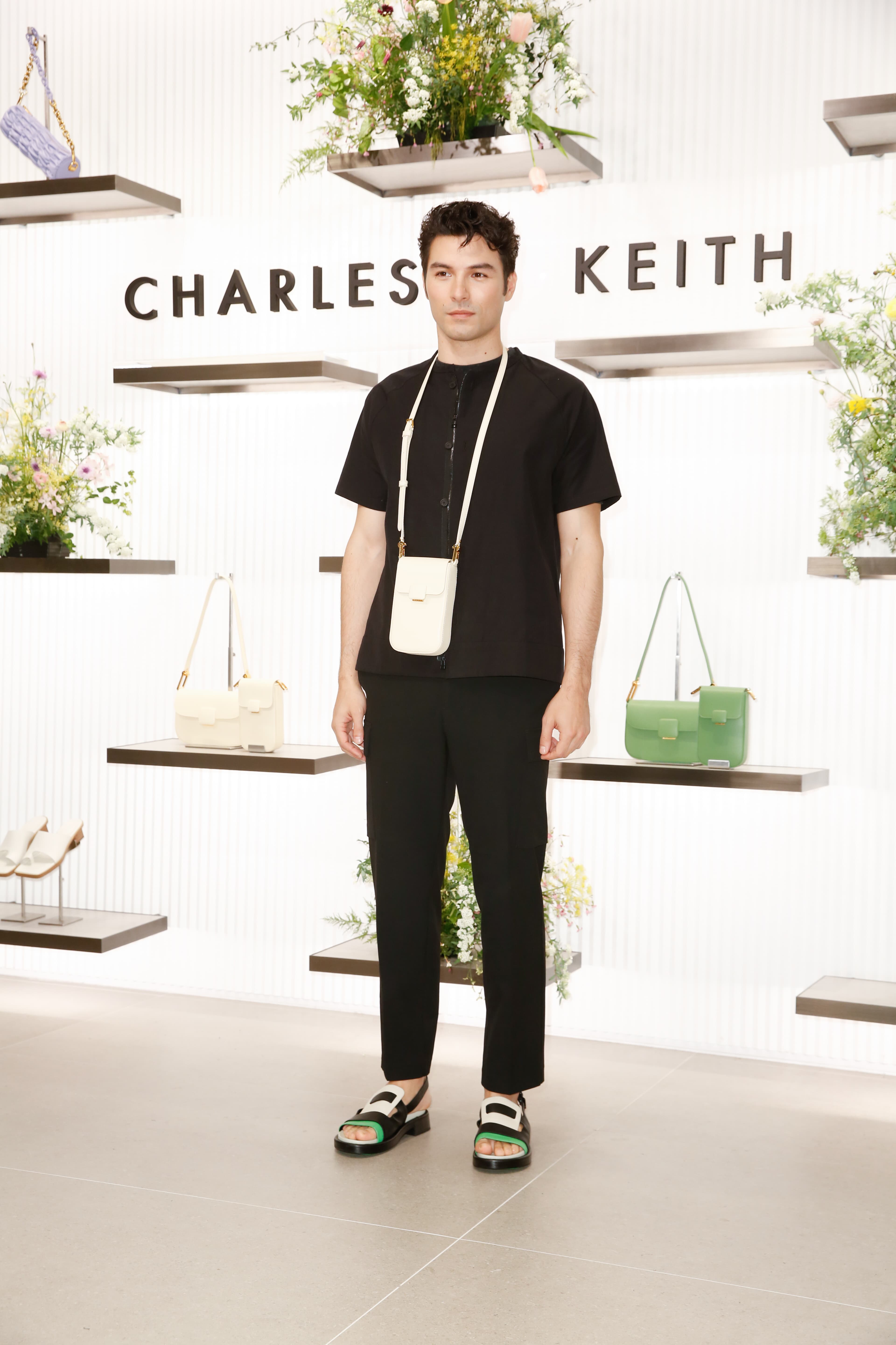 鳳小岳身背CHARLES & KEITH Koa方扣手機包(NT$2,090),腳穿Blake拼接厚底涼鞋(NT$2,590)。