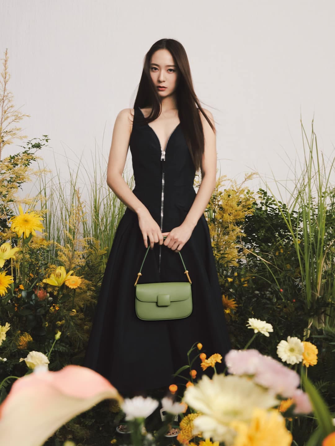 韓國女子天團f(x)出道的Krystal(鄭秀晶),成為CHARLES & KEITH新任全球代言人,清新詮釋燦爛春季印象。(CHARLES & KEITH提供)
