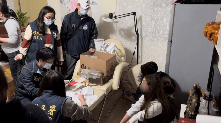 基隆市專勤隊在桃園查獲地下醫美診所。（移民署基隆專勤隊提供）