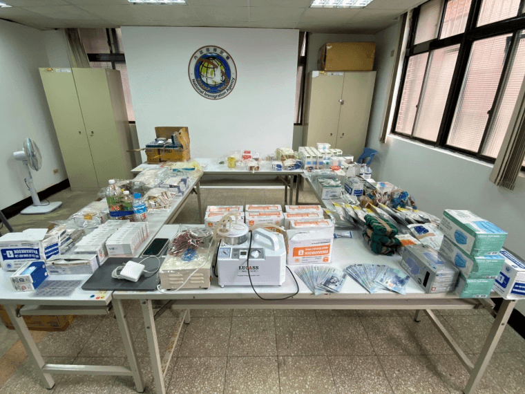 地下醫美診所查扣的手機、電腦、帳冊、管制藥品、醫療用器材等證物。（移民署基隆專勤隊提供）