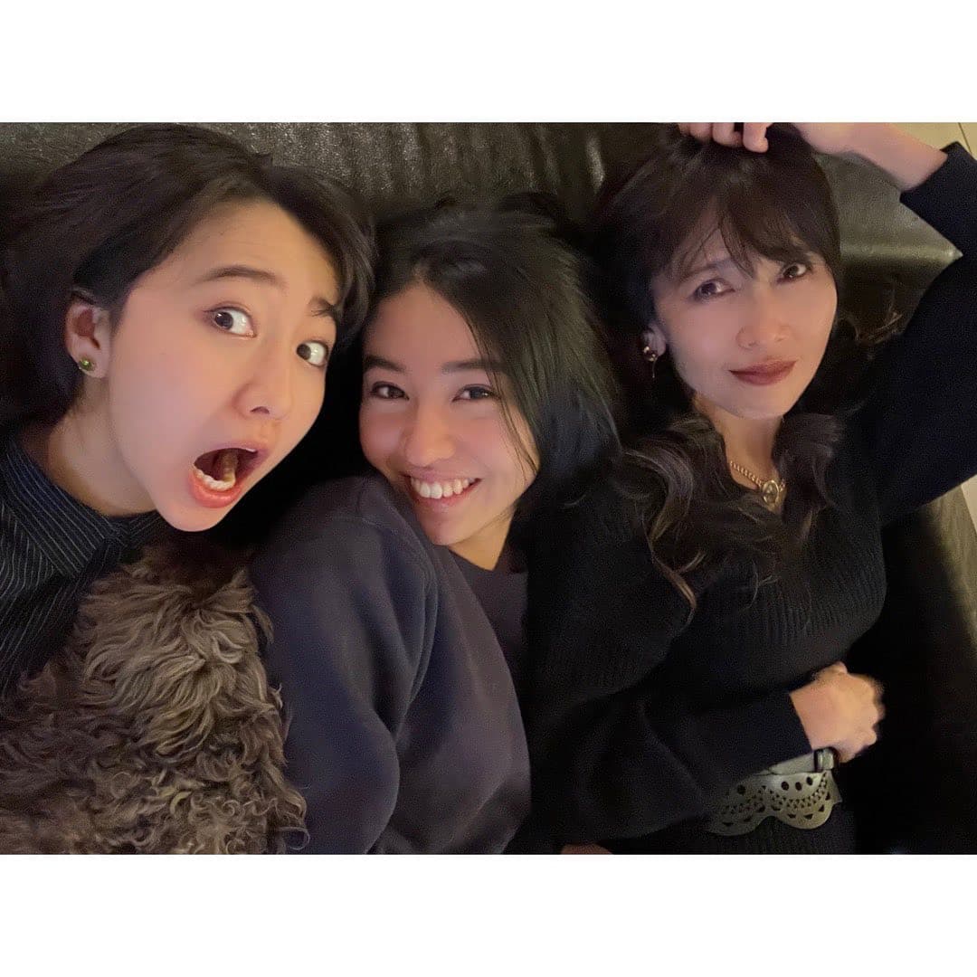 工藤靜香(右)與木村拓哉結婚後專心培養兩個女兒Cocomi(左)與Kōki。(翻攝Cocomi IG)