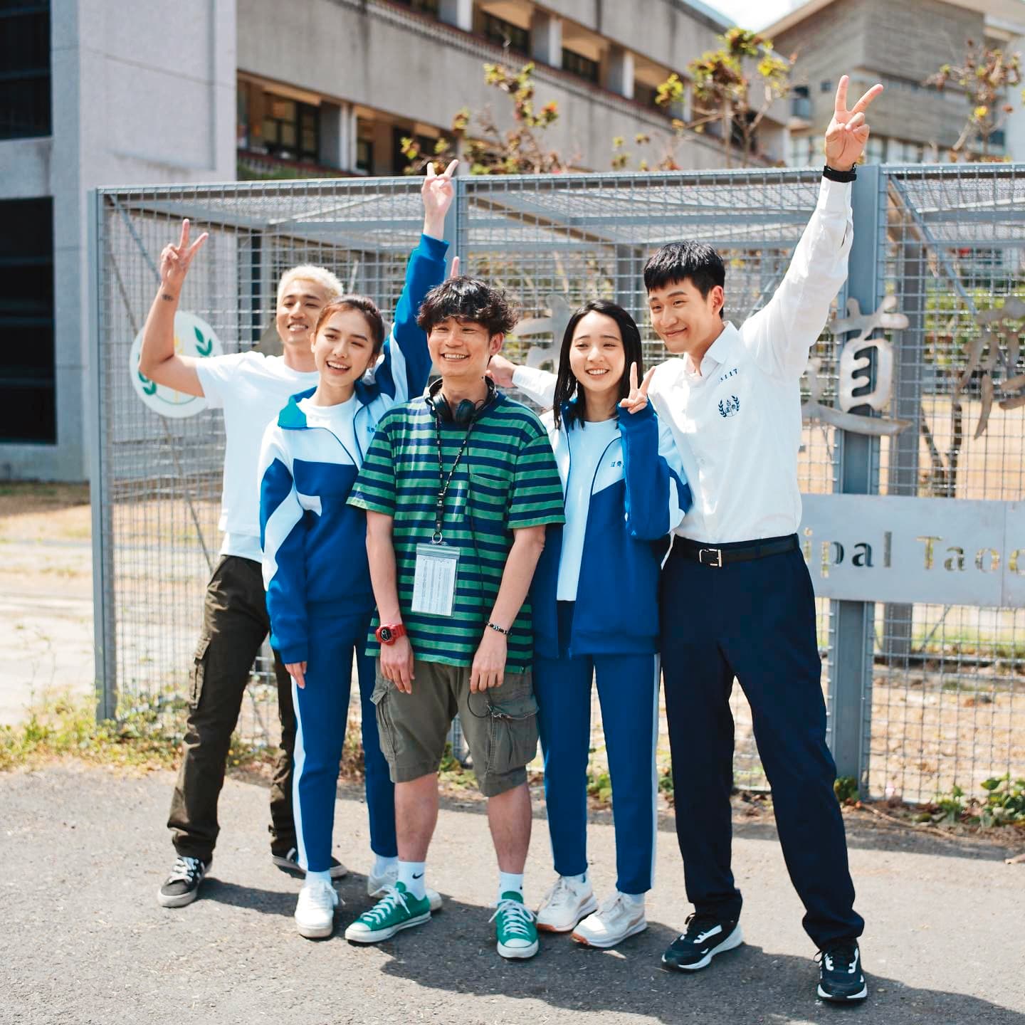 杜政哲（中） 電影導演處女作《我吃了那男孩一整年的早餐》是賀歲檔票房冠軍。左起婁峻碩、何思靜、李沐、周興哲。（翻攝自周興哲IG）