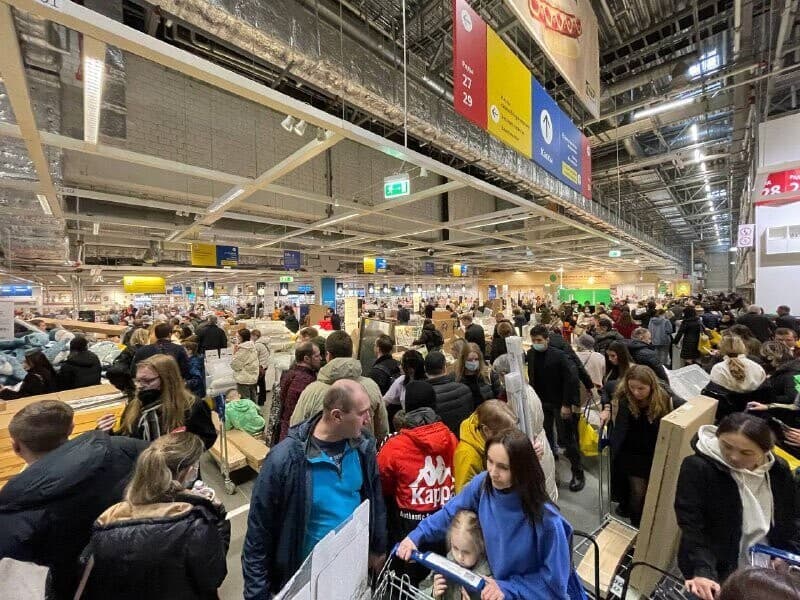 IKEA宣布制裁俄羅斯,門市閉店前夕湧入大量人潮。(翻攝自推特)