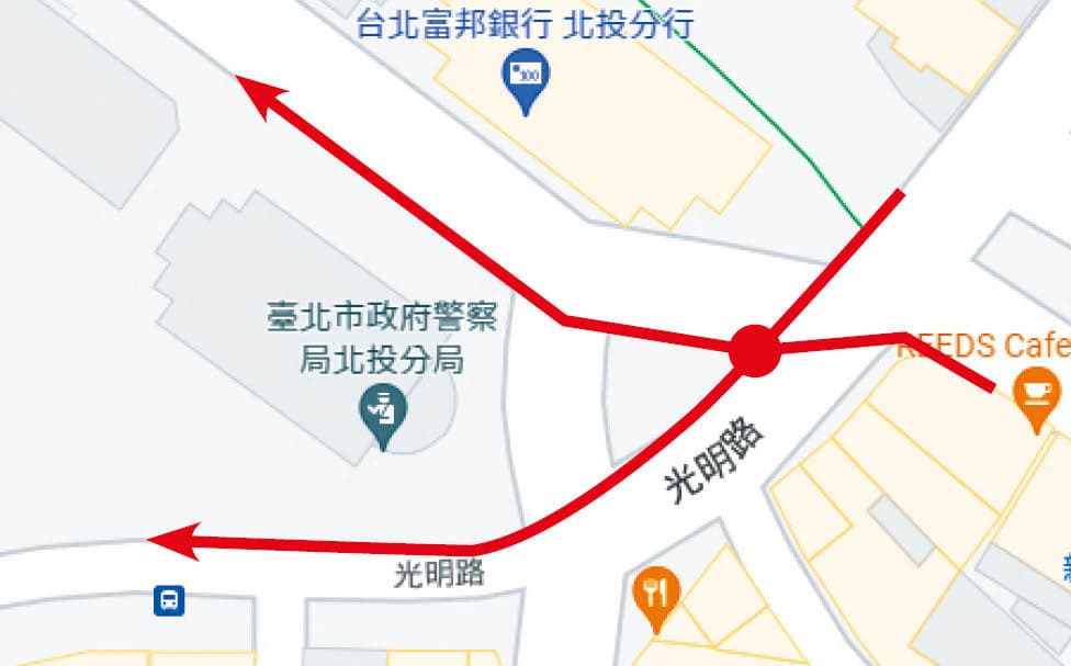 北投分局位處中央北路、光明路口,屬風水學上的「剪刀煞」。(翻攝Google Maps)