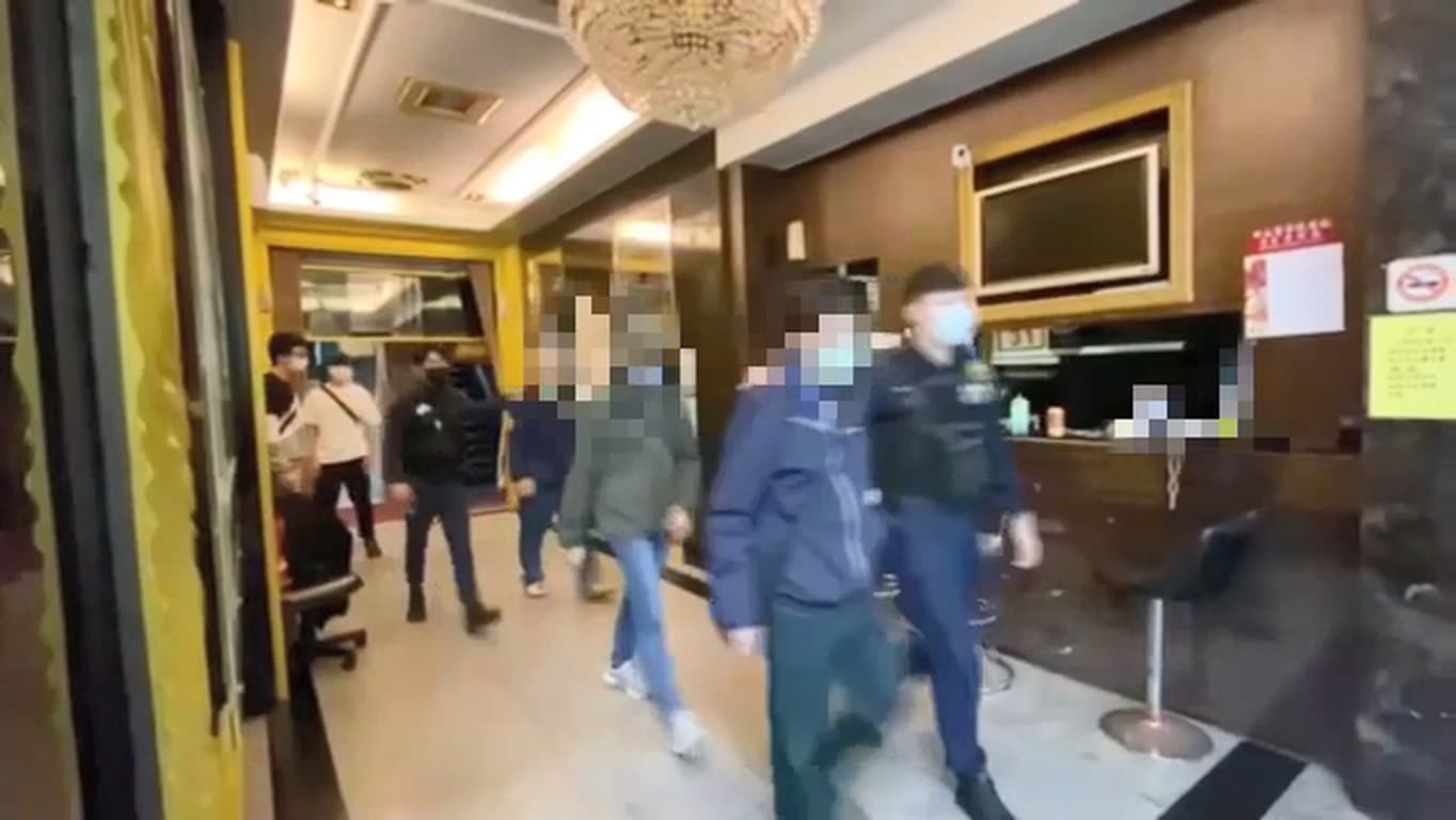 警方將現場負責人、工作人員帶回警方訊問。（翻攝畫面）