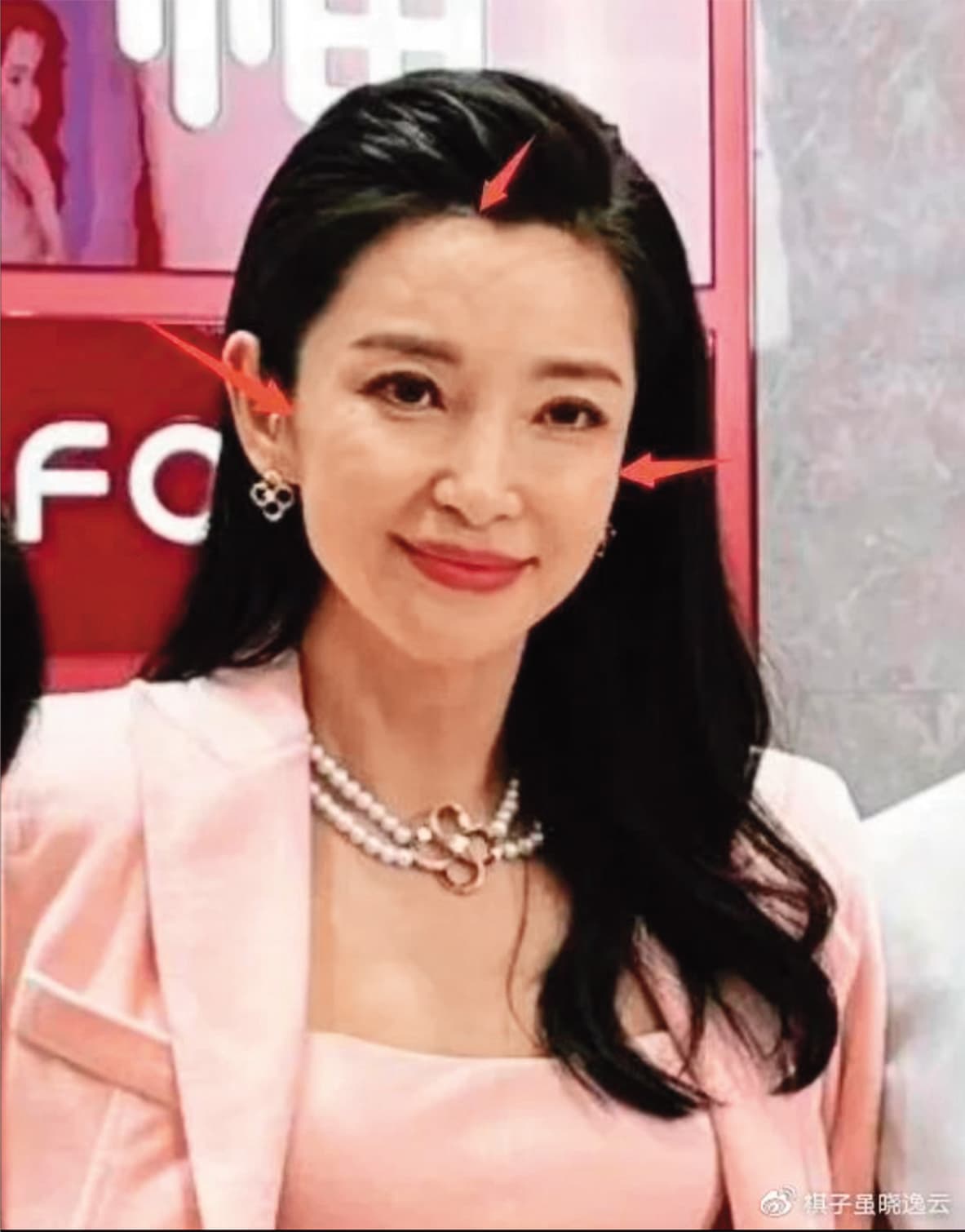 李冰冰未精修照片外流,被質疑臉部表情僵硬。(翻攝自微博)