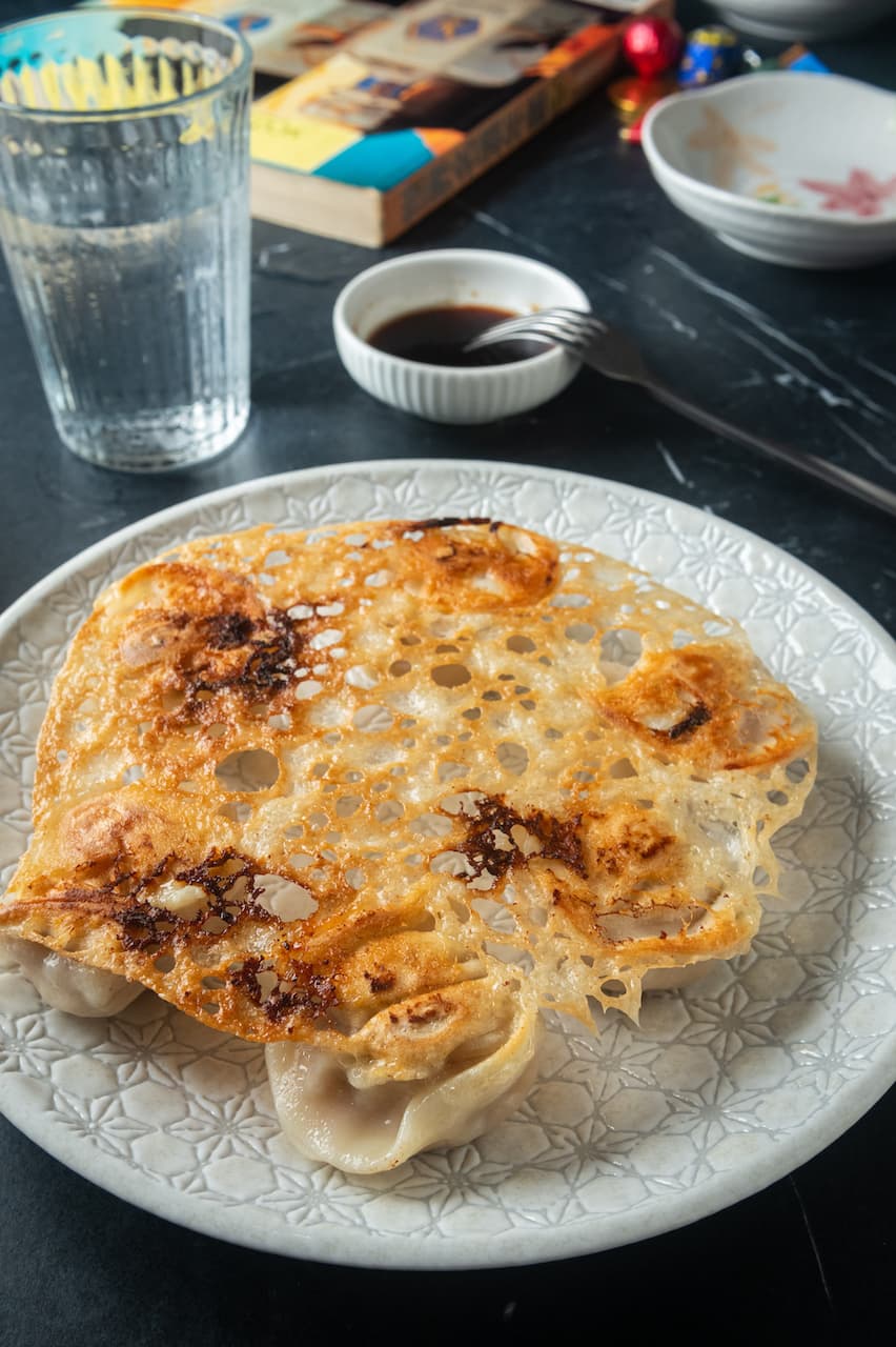 「脆皮鮮蝦餃」酥脆噴汁。(200元/杯)