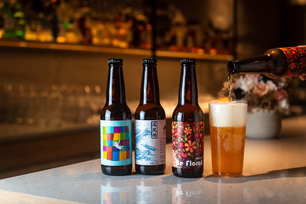小寶挑選的台灣精釀啤酒「花花 Be Floral」(右起)桂花馨香、德式小麥啤「鳳凰橋德式小麥啤酒」收口乾爽,和以在地菌種釀造的「Chill桃𨑨迌白桃酸啤酒」帶有果酸香氣。(皆200元/瓶)