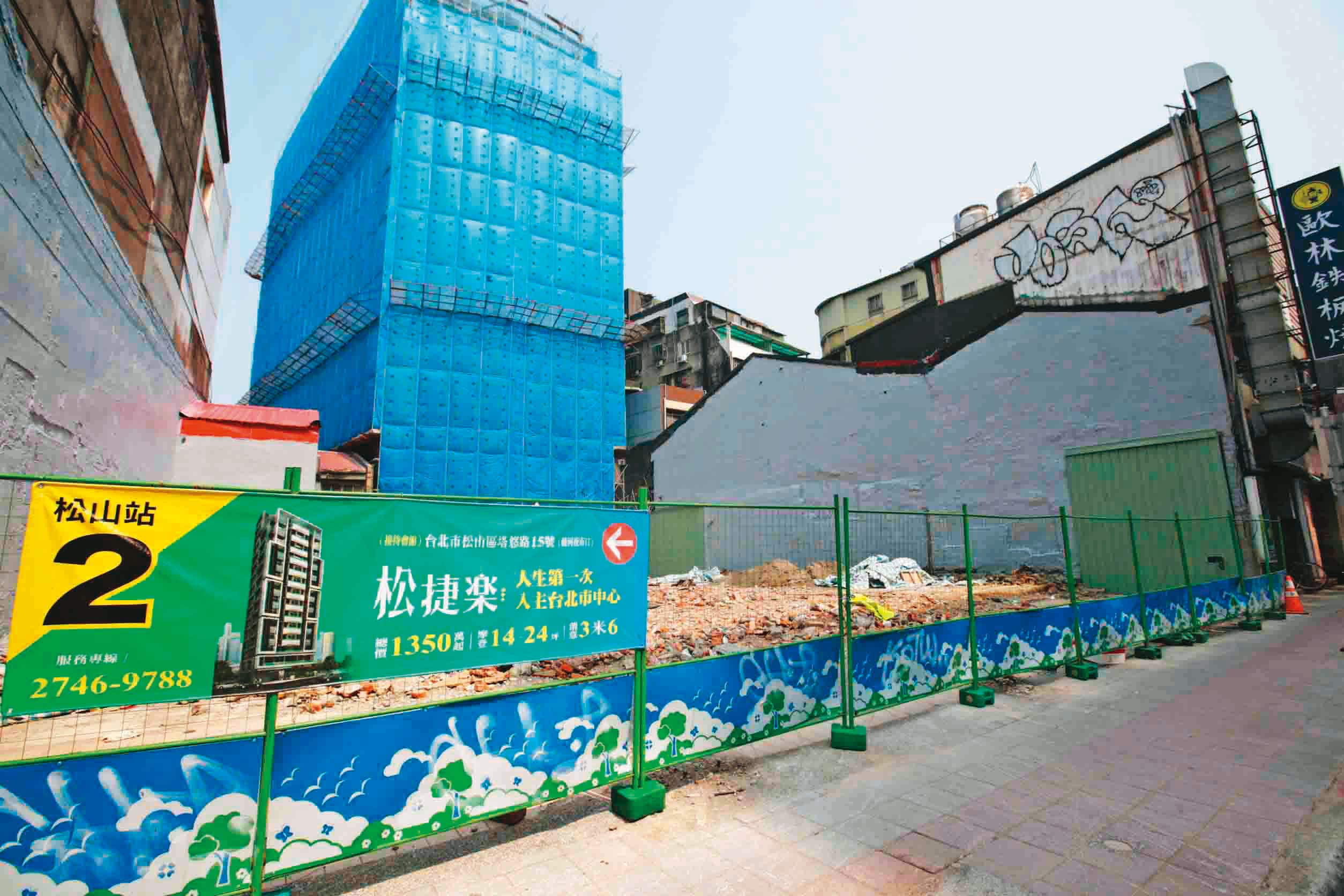 大輪建設「幽靈建案」原址現由花樣公司接手,該處原本老舊建築已拆除。