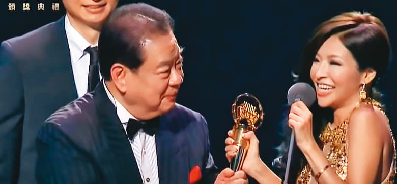 李愛綺(右)出道超過30年,曾榮獲金曲獎最佳台語女歌手獎。(翻攝YouTube)