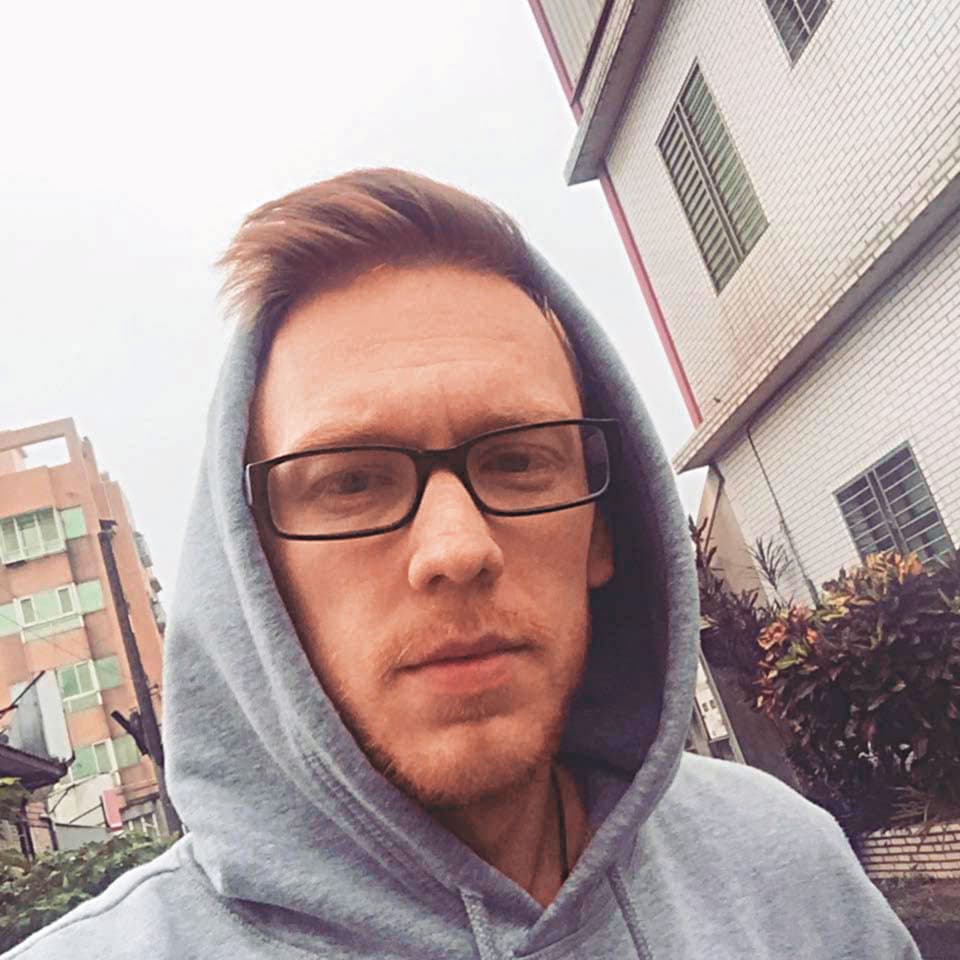 我們利用視訊及臉書訊息越洋採訪小波(Bohdan Kushch),訪問數次被警報聲打斷。 (翻攝自臉書)