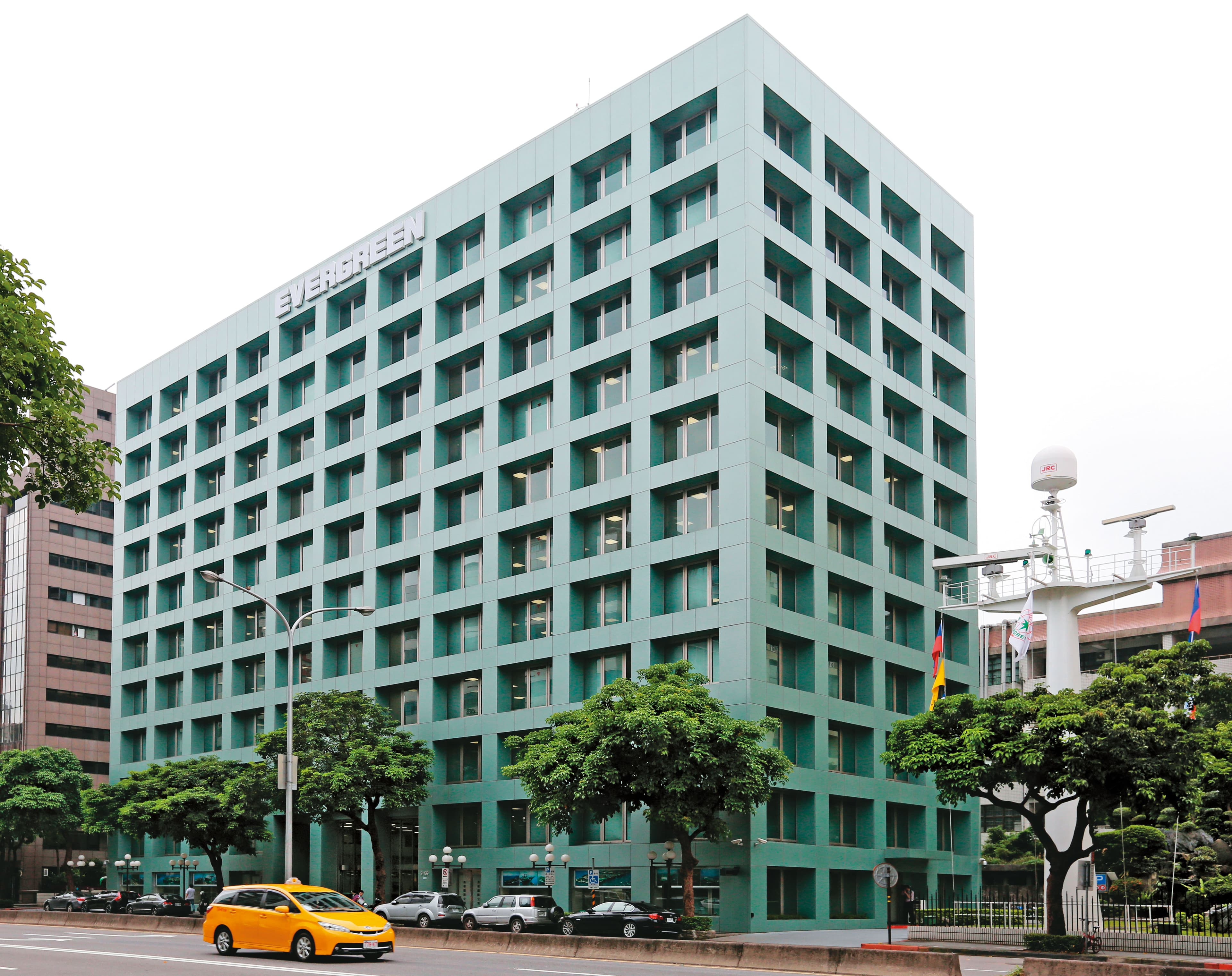 長榮國際握有集團內各公司不少股權，具有控股中心地位。