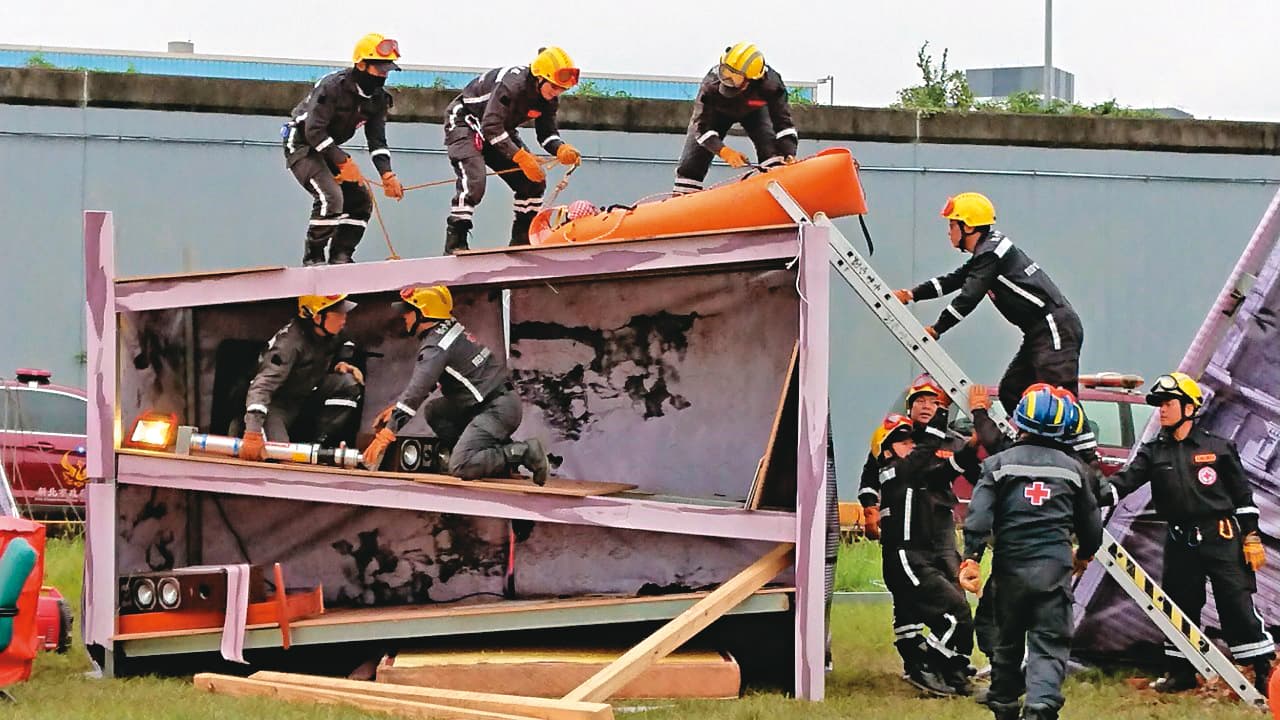 國防院專家認為,警政署轄下的民防組織也應編入領土防衛部隊。圖為民防團體出任務示意畫面。(中華民國紅十會官網)