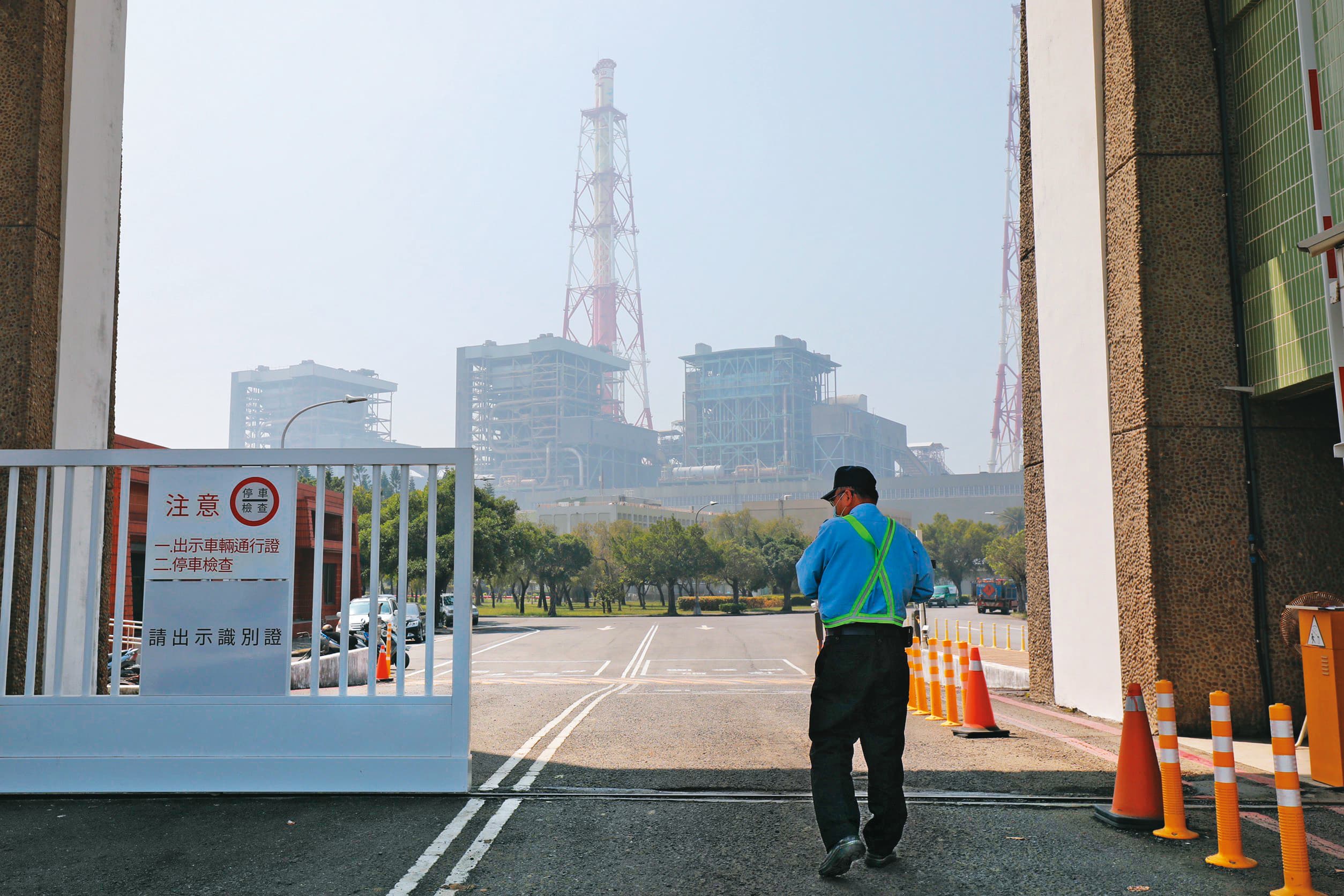 303大停電暴露台灣電網弱點。國防院高層直指,應打造台灣成為多面向的韌性社會,戰時才能避免外敵分化。圖為高雄興達電廠。