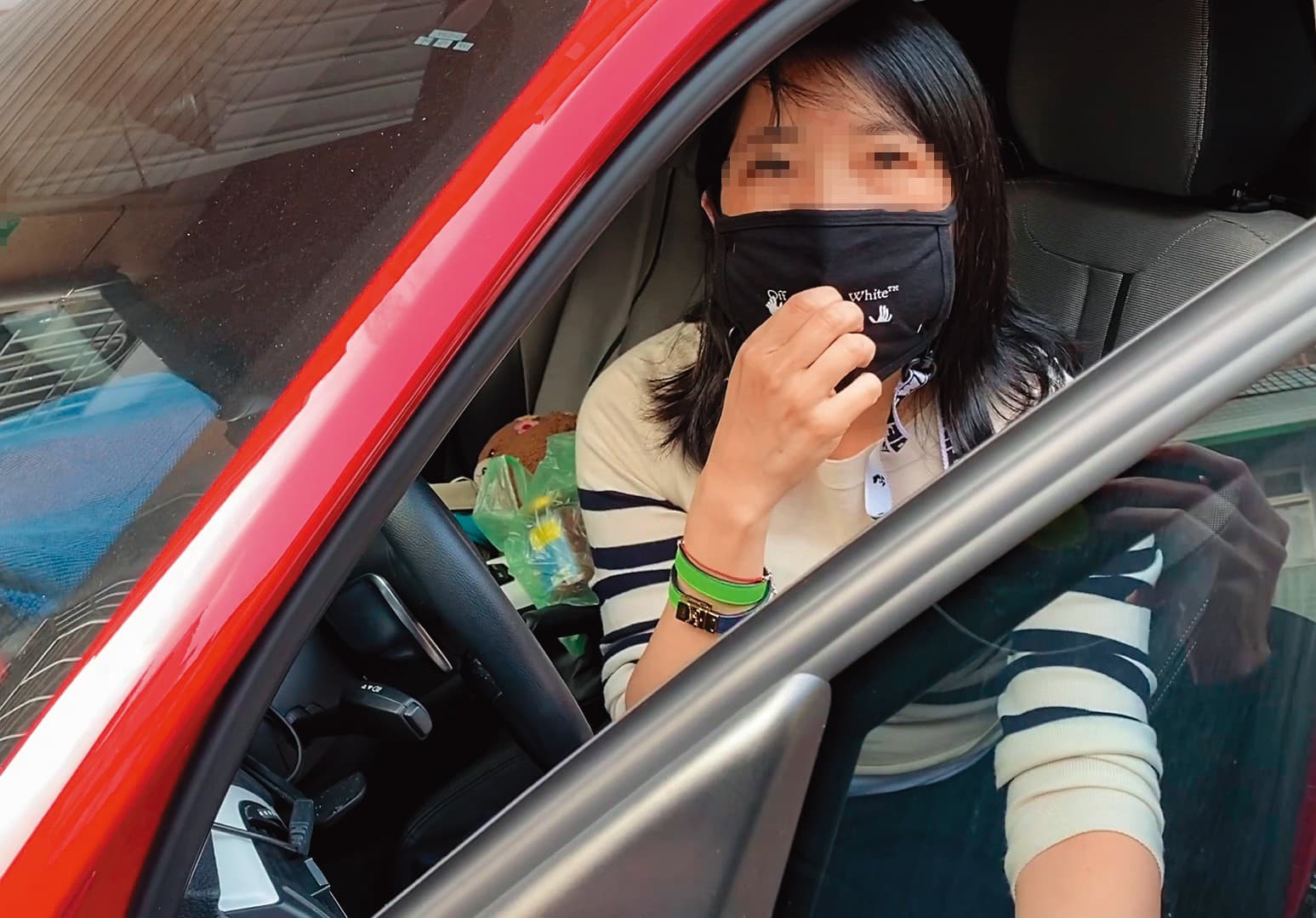 16：01，	幫澎恰恰處理生活雜事的女子，自稱僅是造型師，而且聲稱跟澎恰恰沒有很常聯絡。